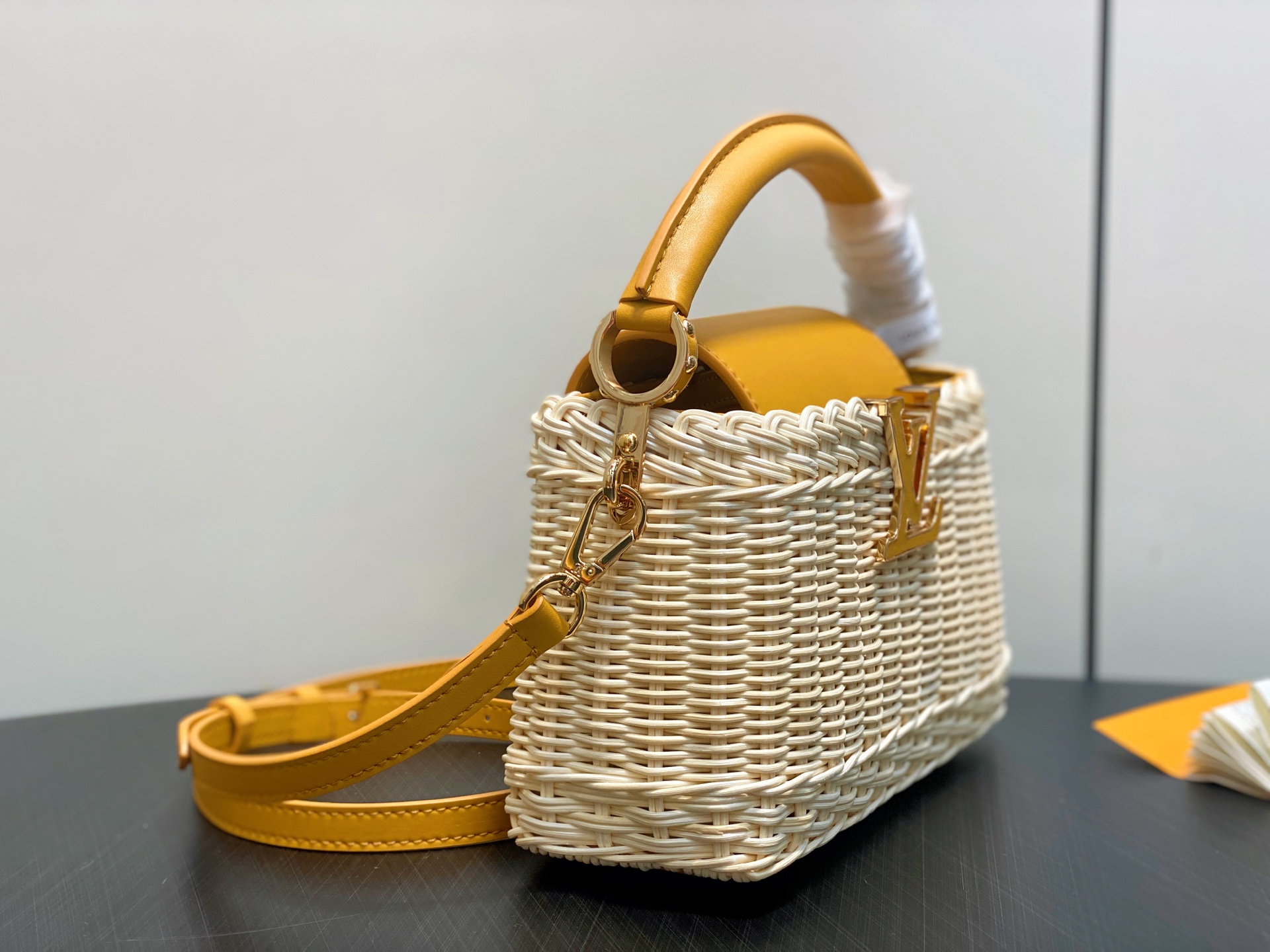 Lo*uis Vuitton Capucines BB Hl Bag(21 x 8 x 14CM)