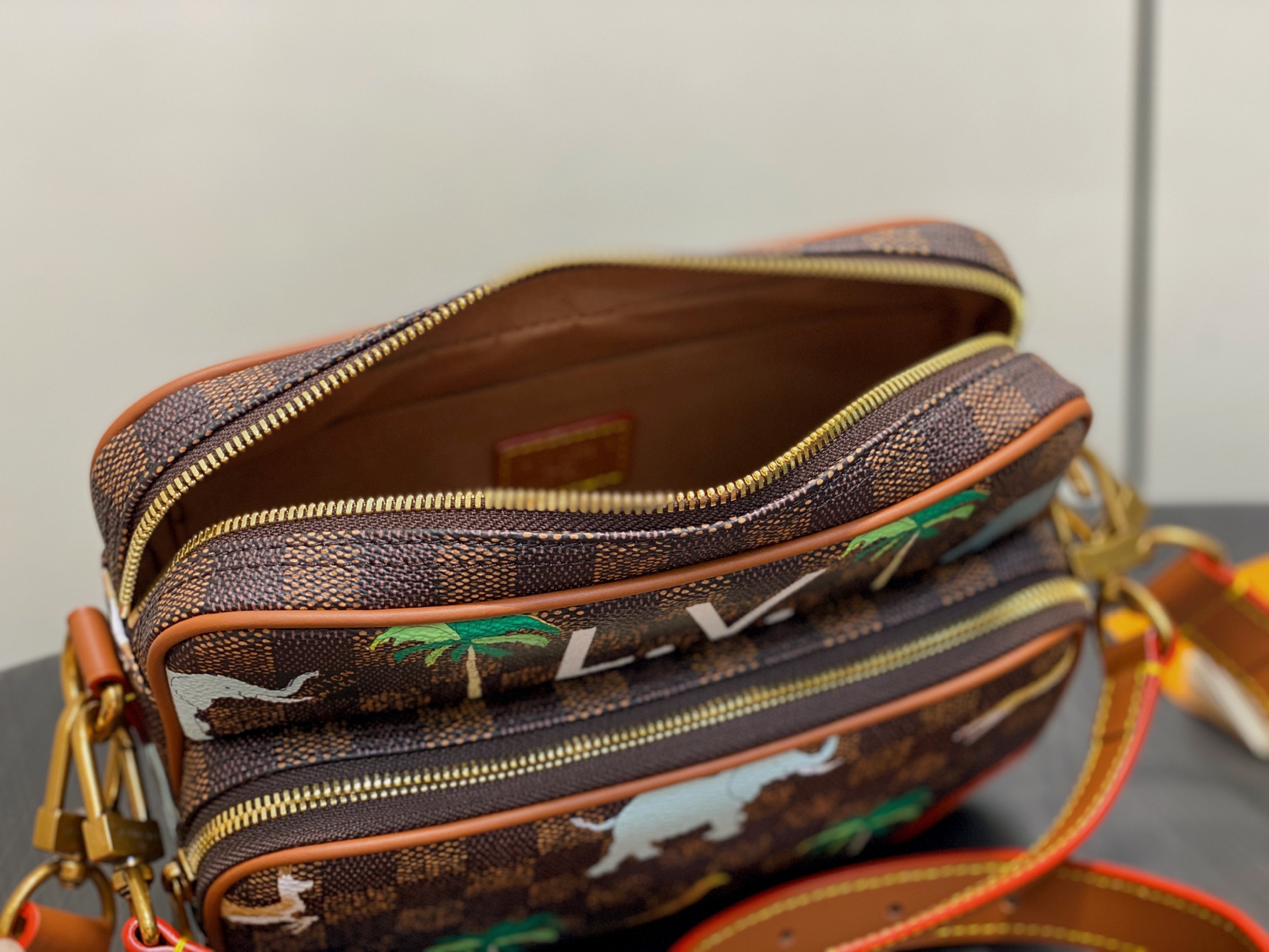 Lo*uis Vuitton Nil Bd Bag (17.5 x 11 x 25CM)