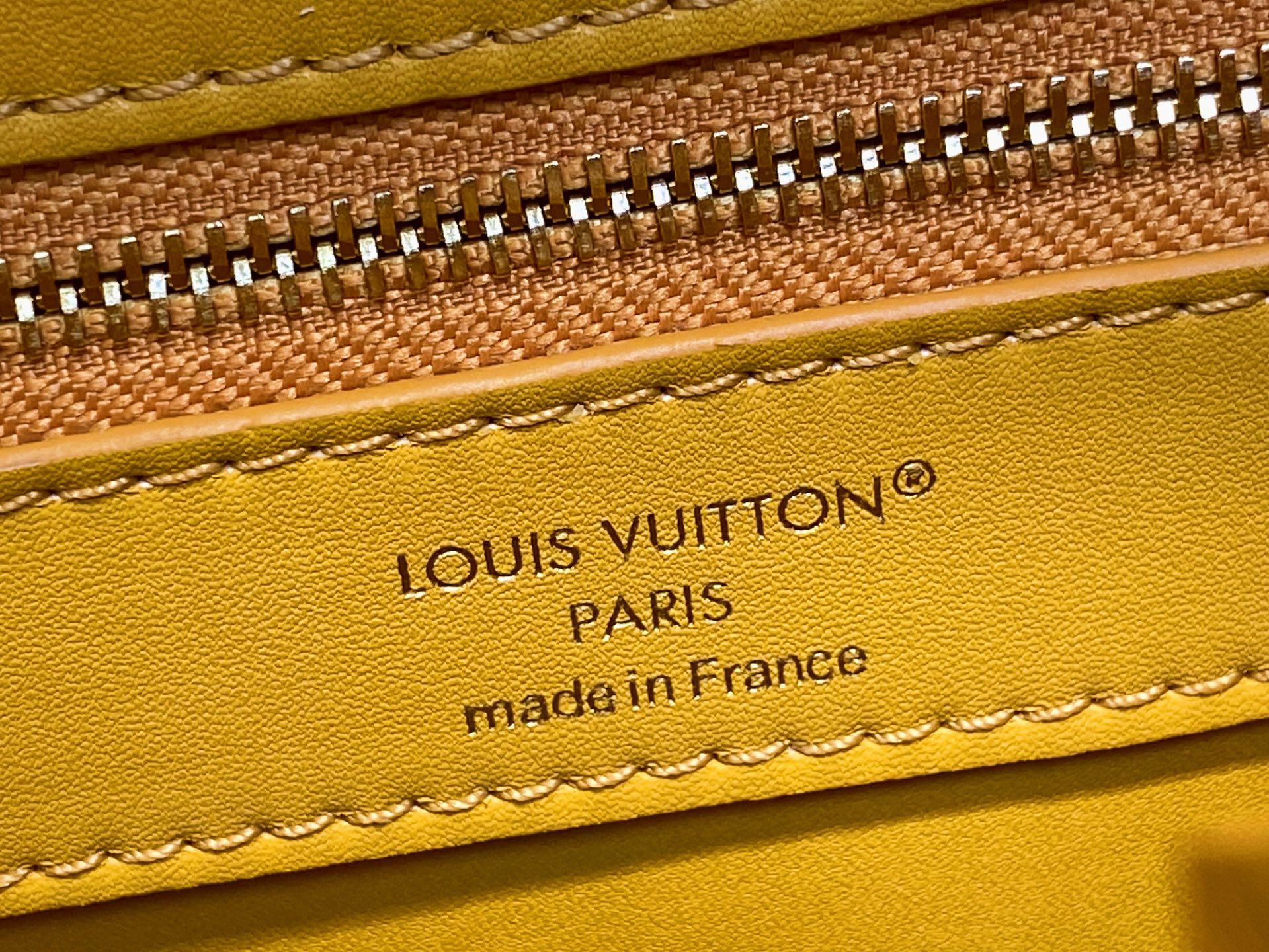 Lo*uis Vuitton Capucines BB Hl Bag(21 x 8 x 14CM)