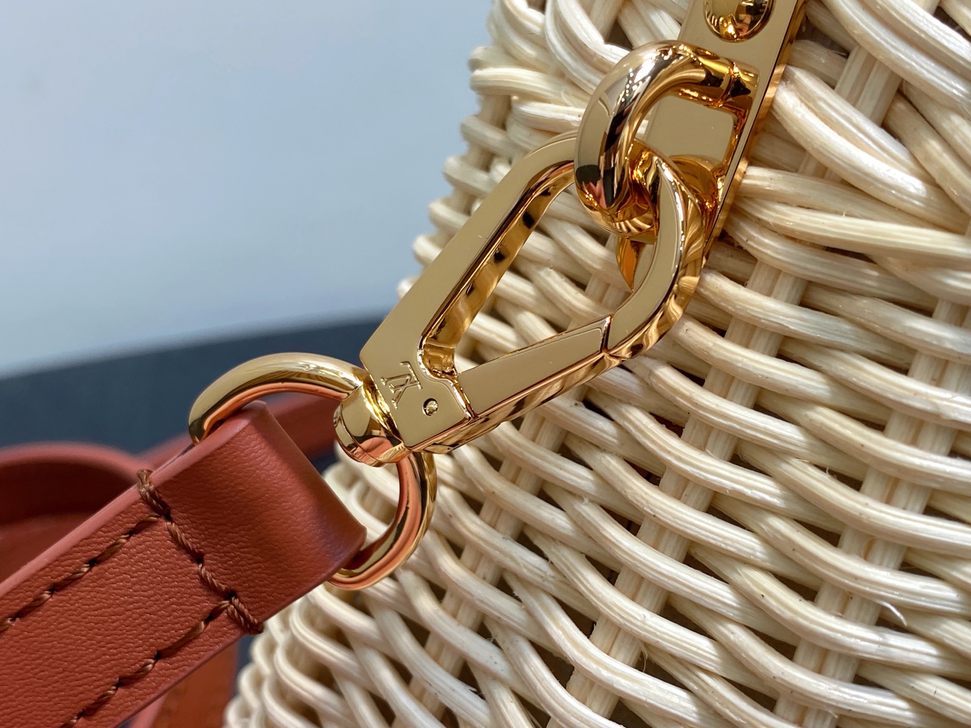 Lo*uis Vuitton Capucines BB Hl Bag(21 x 8 x 14CM)