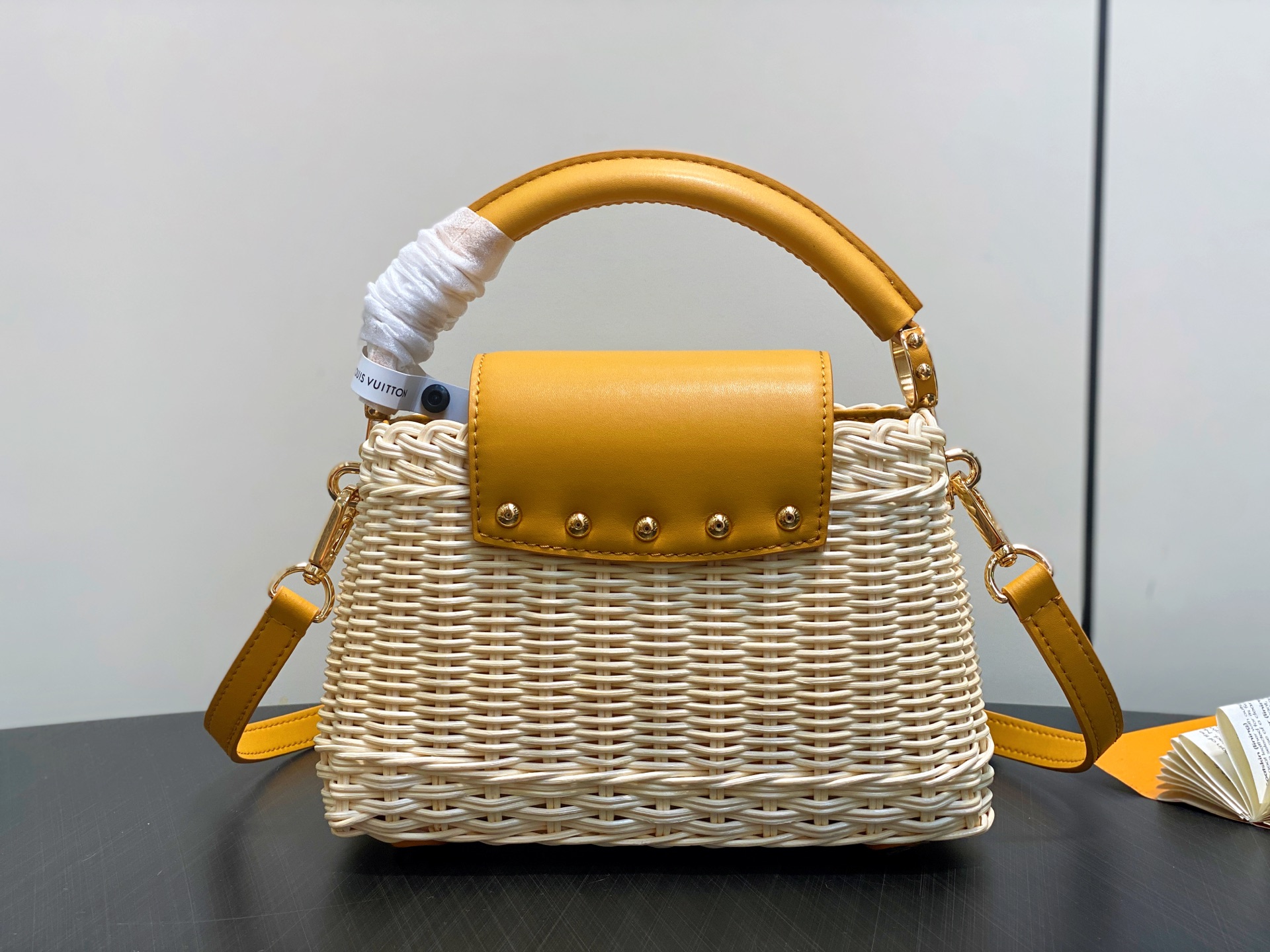 Lo*uis Vuitton Capucines BB Hl Bag(21 x 8 x 14CM)