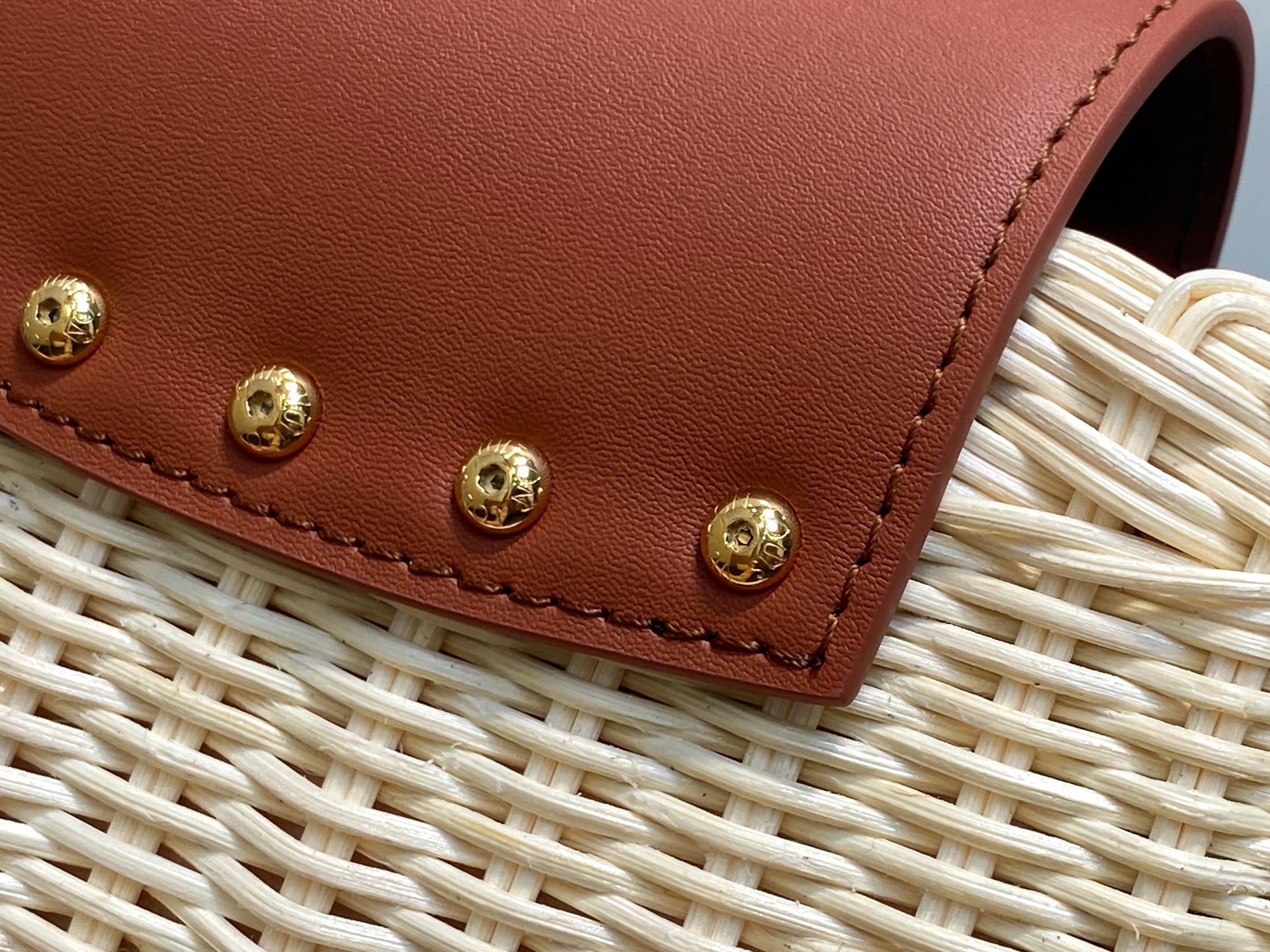 Lo*uis Vuitton Capucines BB Hl Bag(21 x 8 x 14CM)