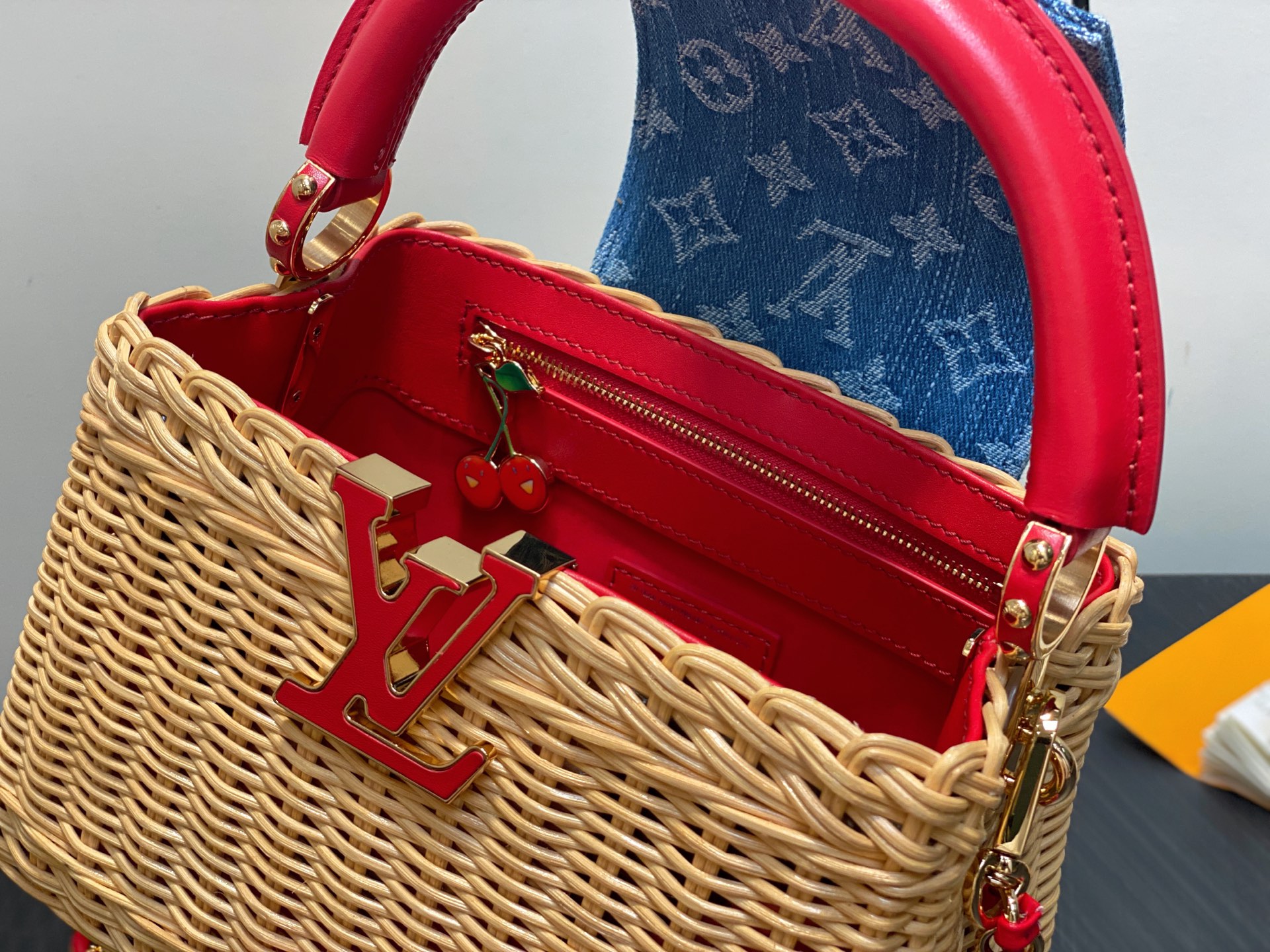 Lo*uis Vuitton Capucines BB Hl Bag(21 x 8 x 14CM)