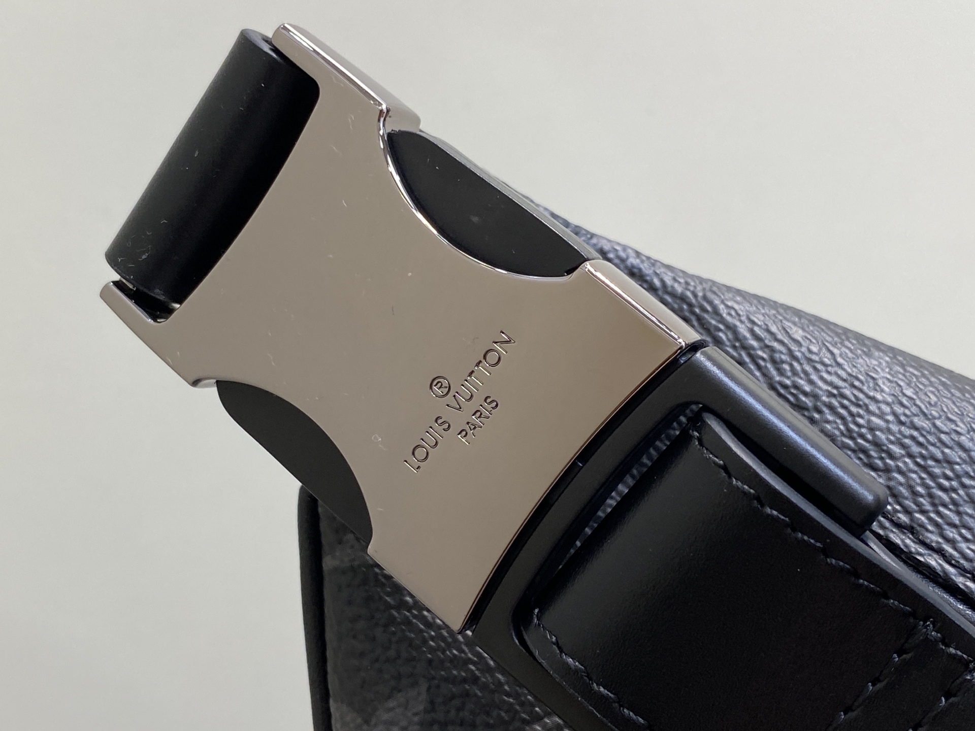 Louis Vuitton Discovery Bumbag Bag (15 x 9 x 44 CM)