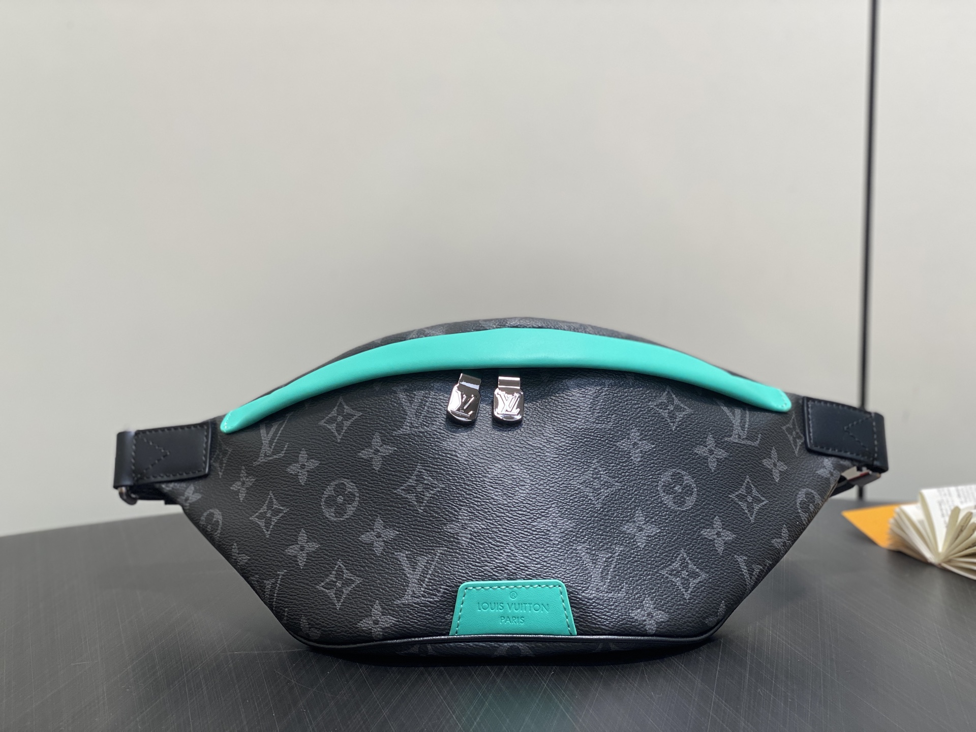 Louis Vuitton Discovery Bumbag Bag (15 x 9 x 44 CM)