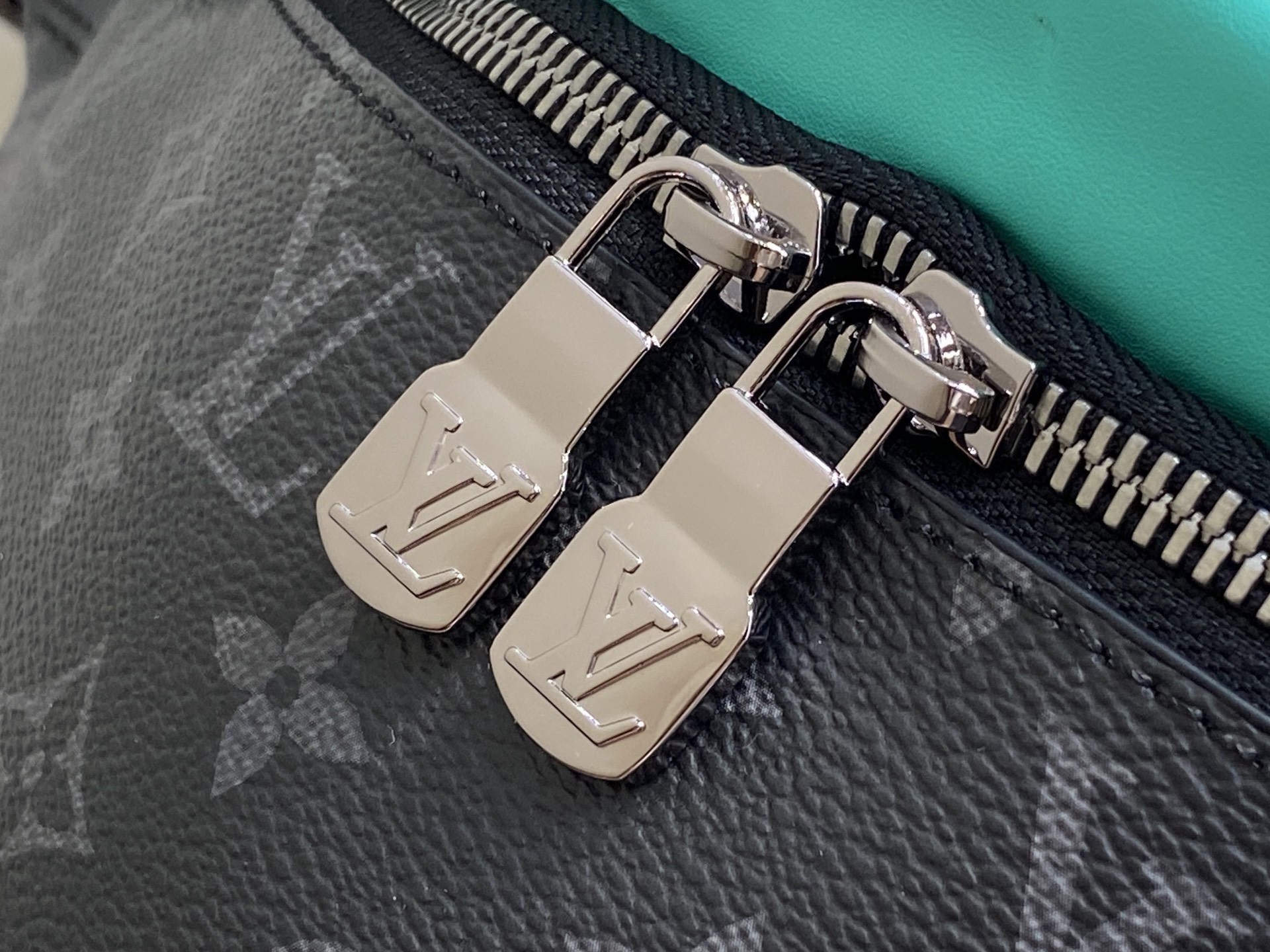 Louis Vuitton Discovery Bumbag Bag (15 x 9 x 44 CM)