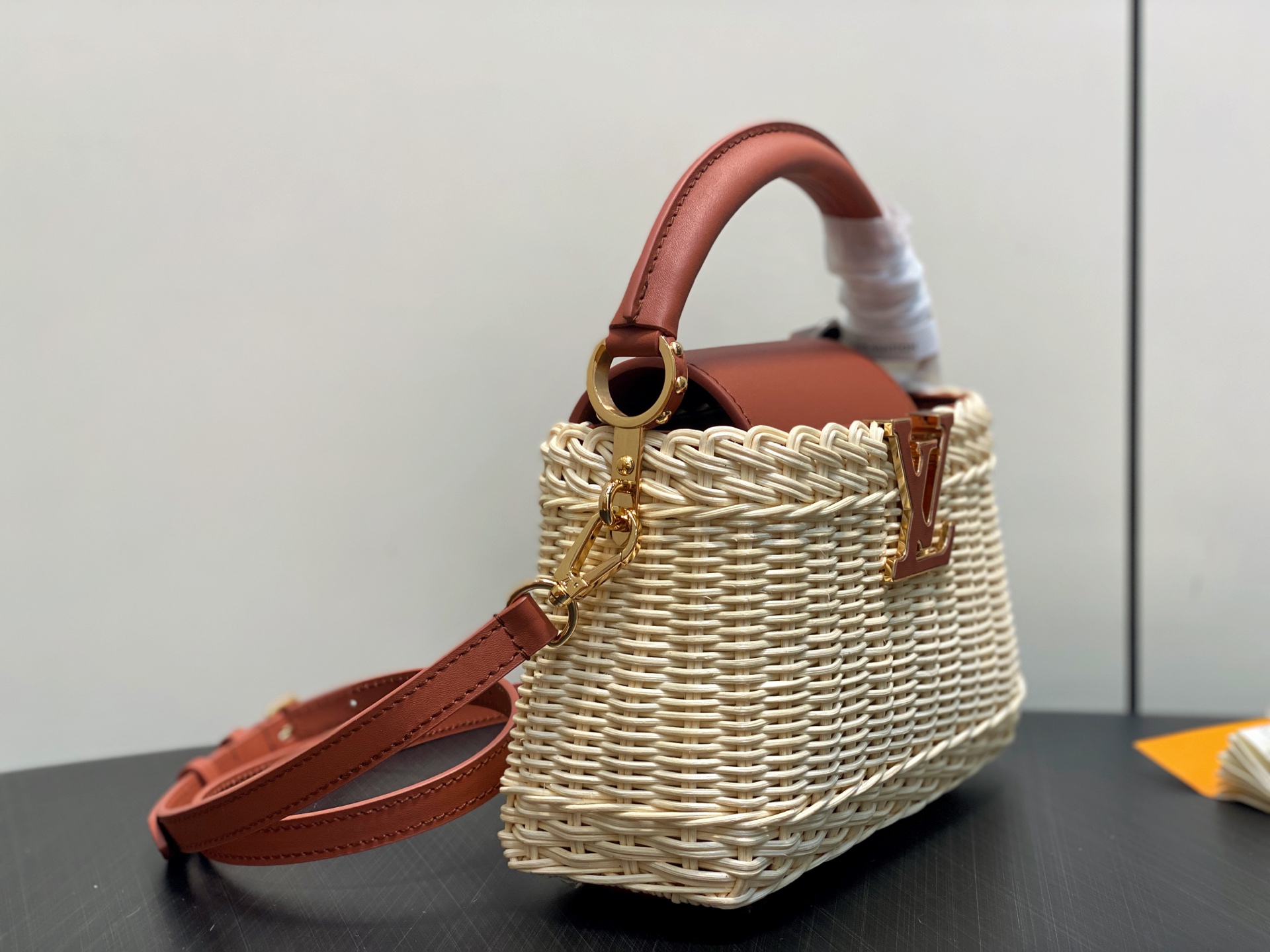 Lo*uis Vuitton Capucines BB Hl Bag(21 x 8 x 14CM)