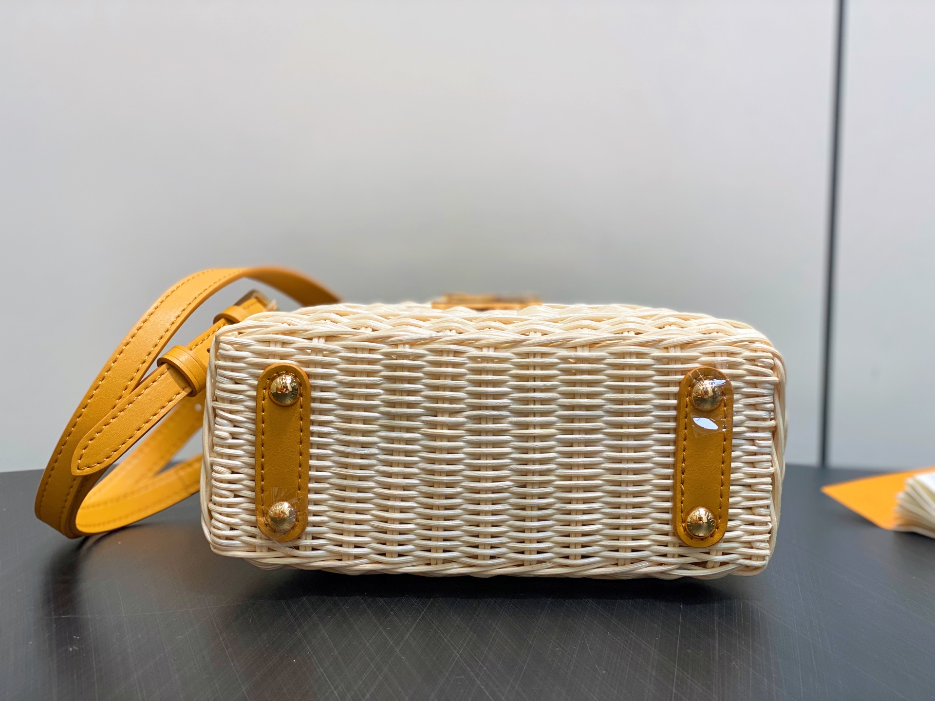 Lo*uis Vuitton Capucines BB Hl Bag(21 x 8 x 14CM)