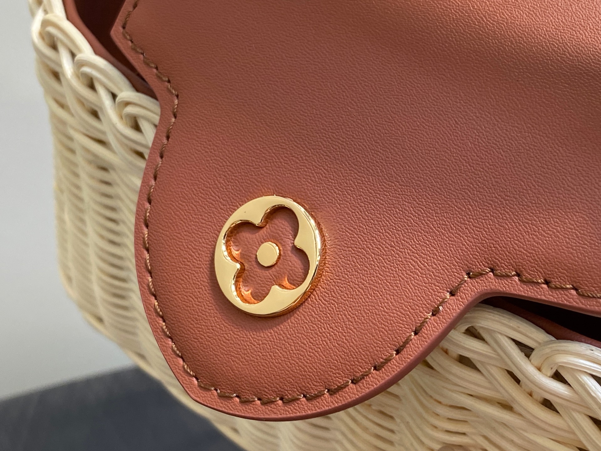 Lo*uis Vuitton Capucines BB Hl Bag(21 x 8 x 14CM)