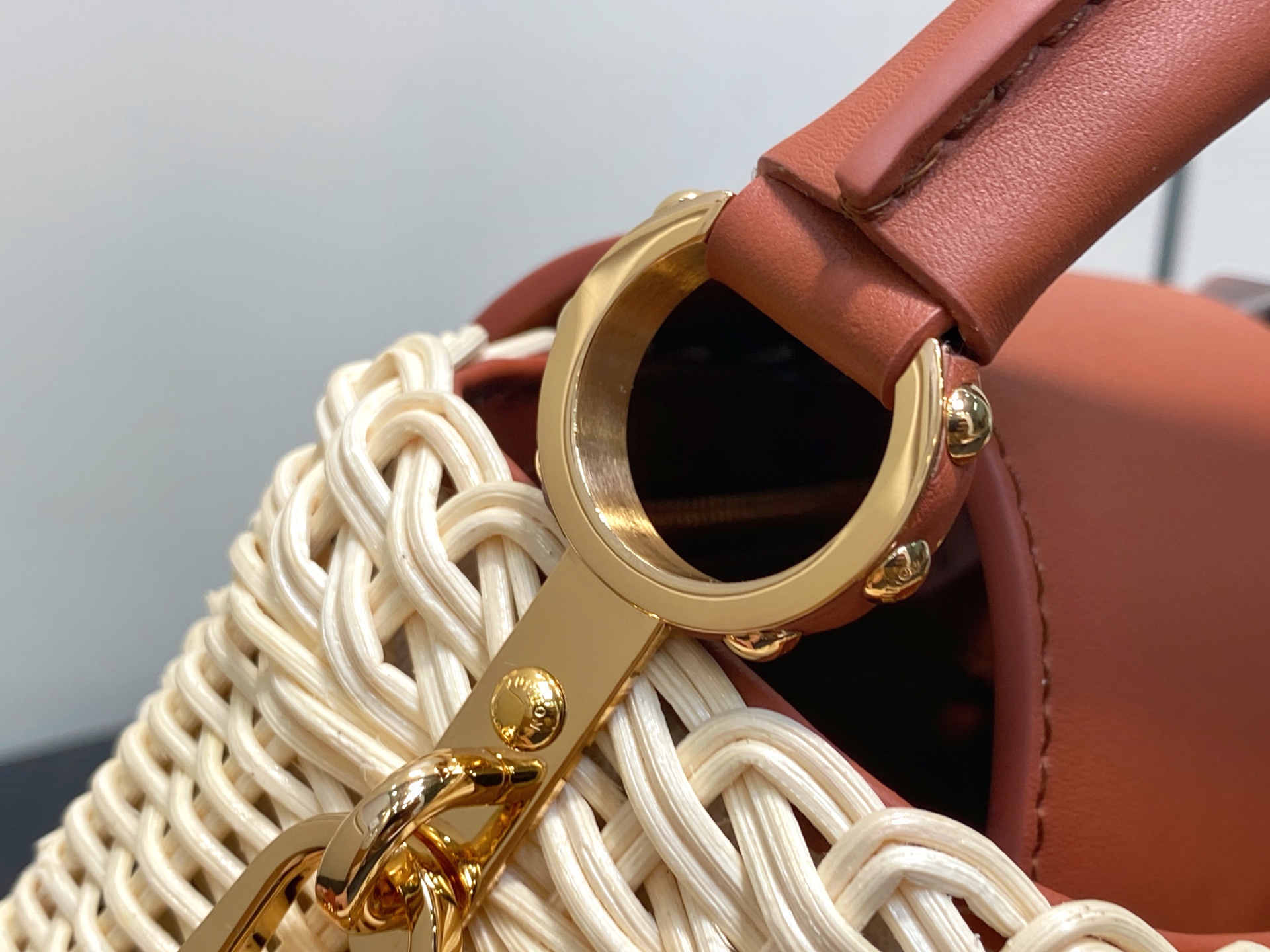 Lo*uis Vuitton Capucines BB Hl Bag(21 x 8 x 14CM)