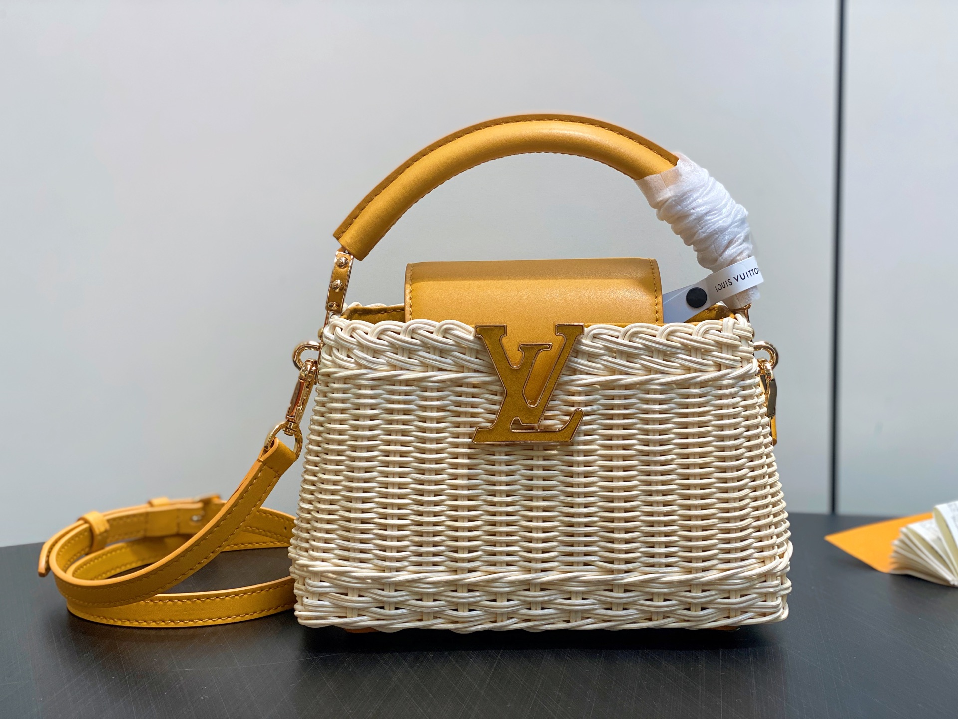 Lo*uis Vuitton Capucines BB Hl Bag(21 x 8 x 14CM)