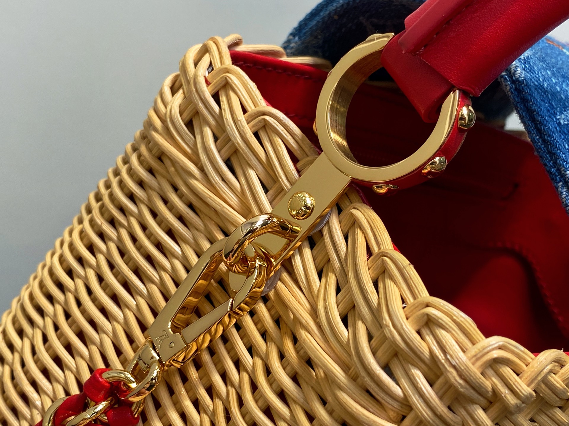 Lo*uis Vuitton Capucines BB Hl Bag(21 x 8 x 14CM)