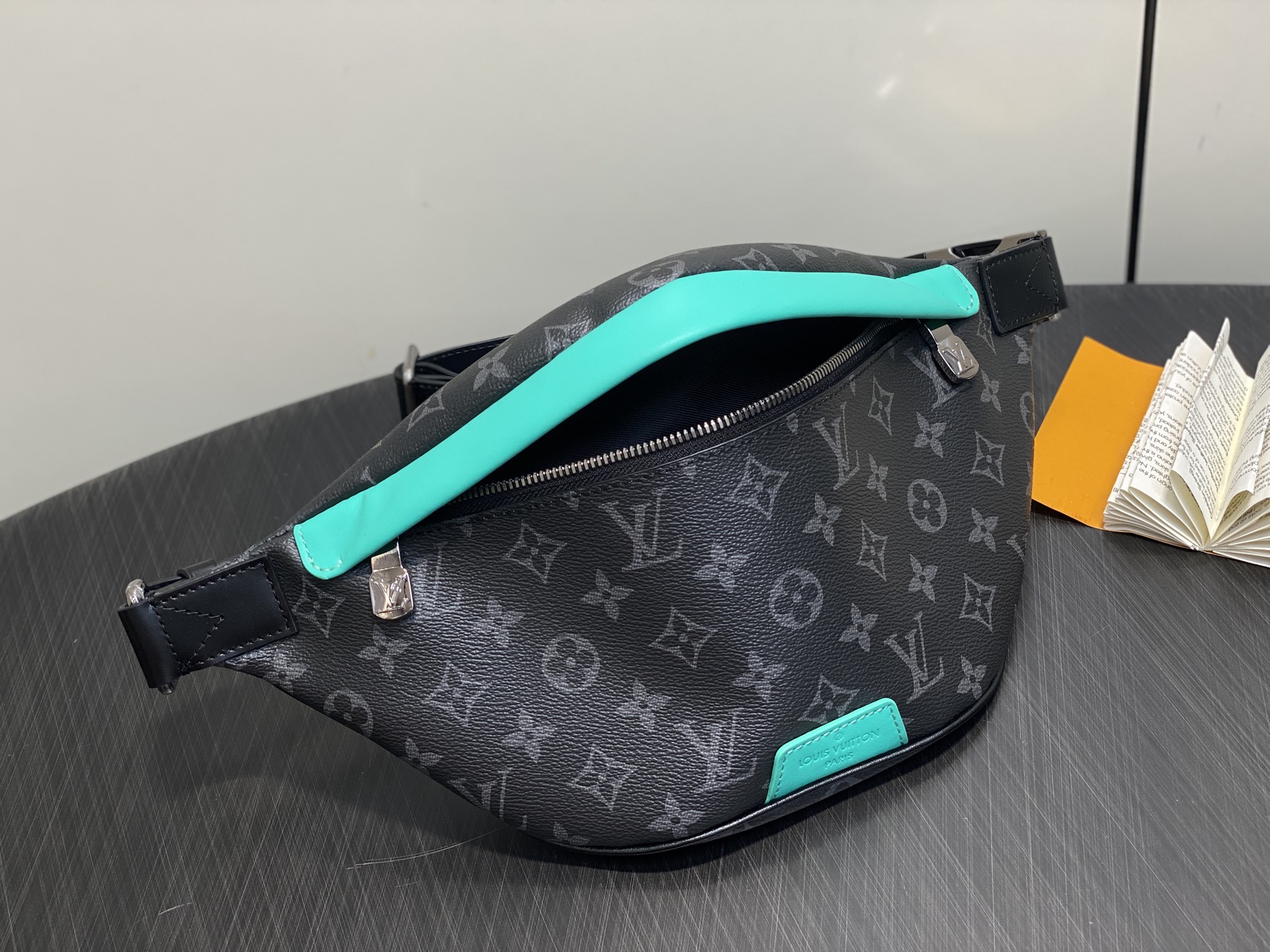Louis Vuitton Discovery Bumbag Bag (15 x 9 x 44 CM)