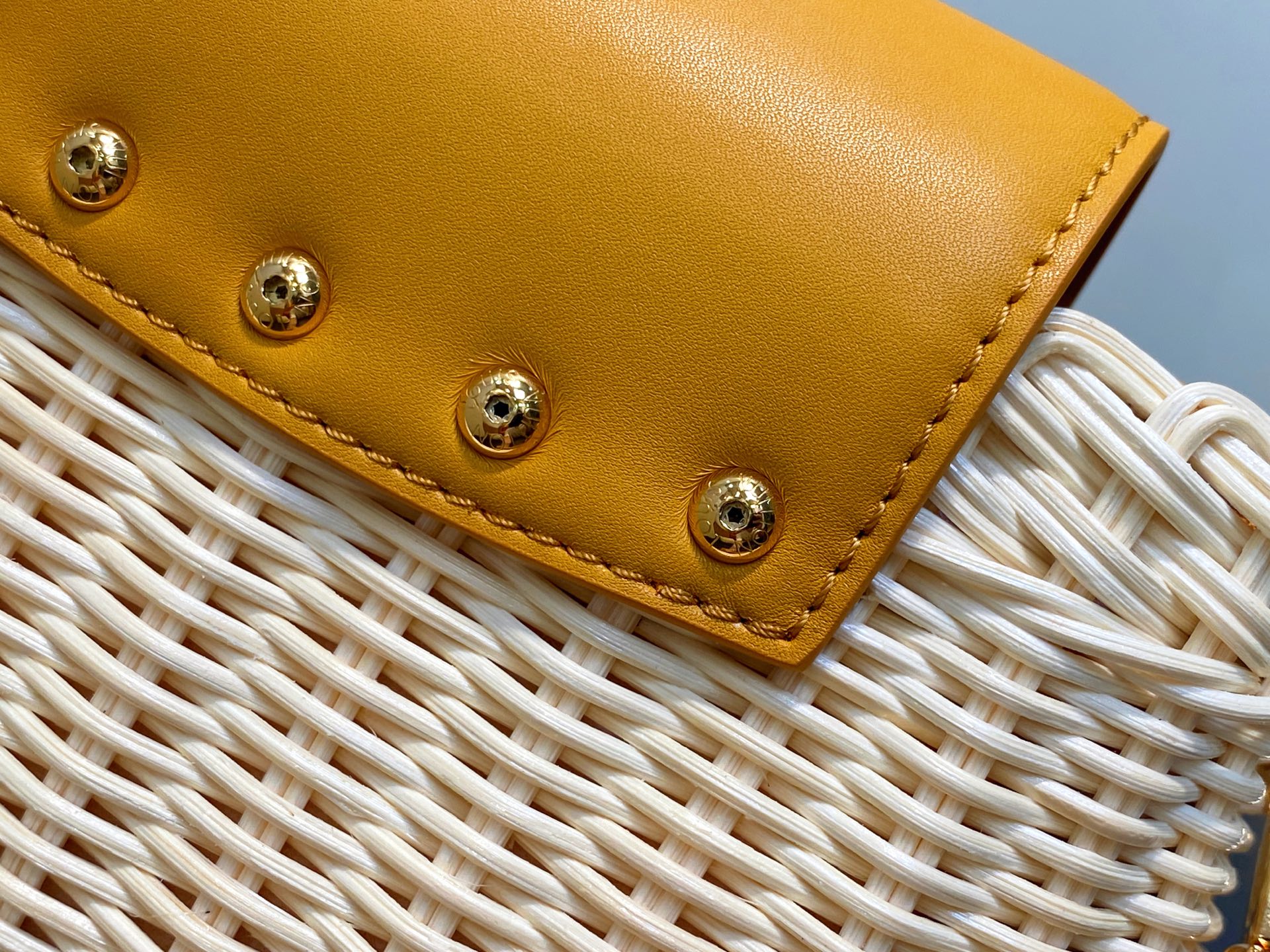 Lo*uis Vuitton Capucines BB Hl Bag(21 x 8 x 14CM)