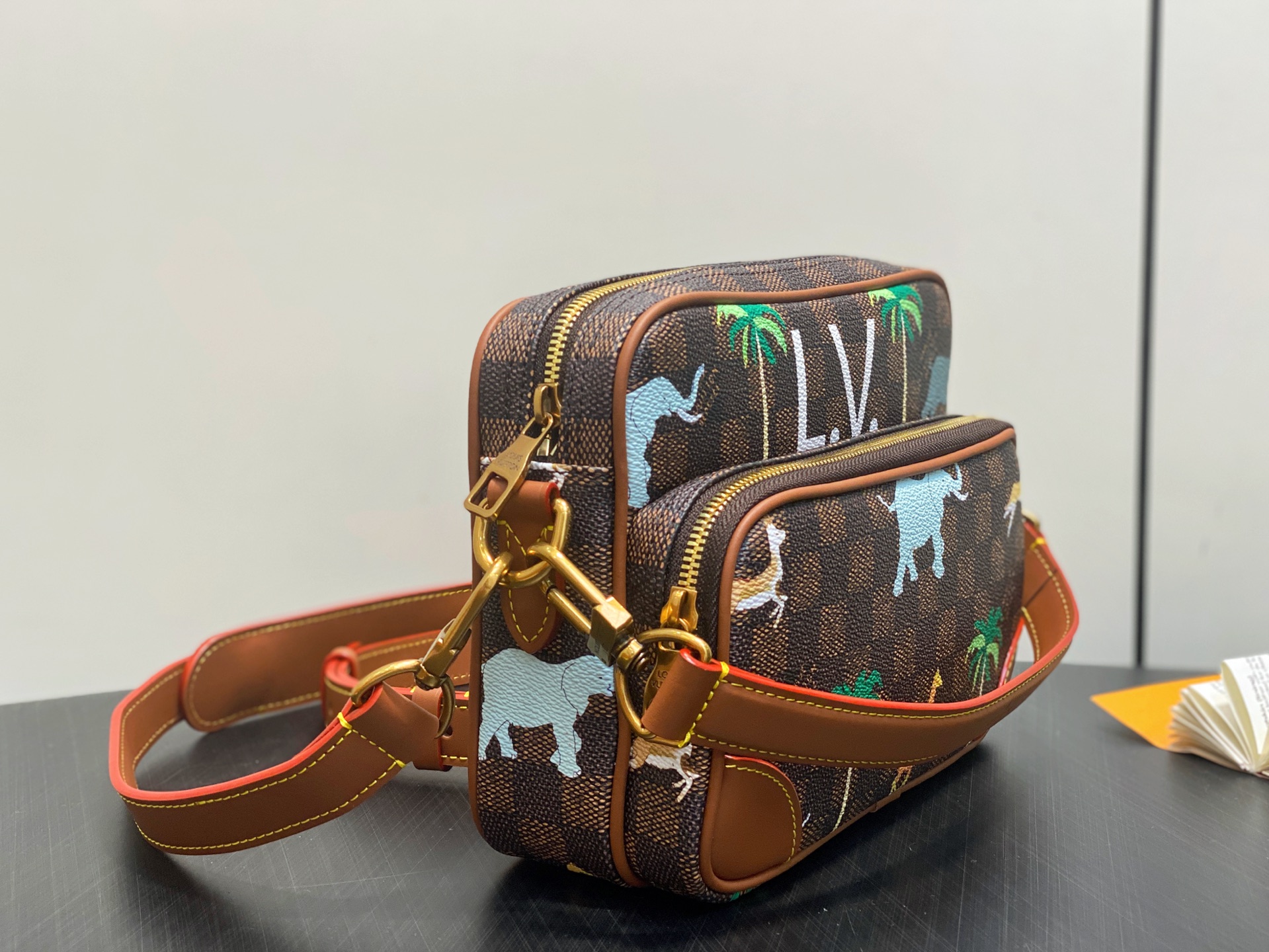 Lo*uis Vuitton Nil Bd Bag (17.5 x 11 x 25CM)