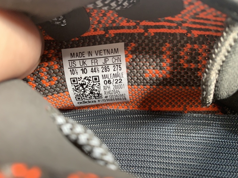 Yeezy Boost 350 V2 Carbon Beluga HQ7045