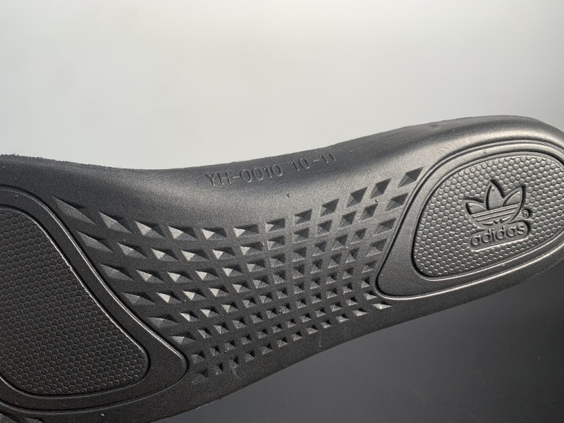 Yeezy Boost 350 V2 Carbon Beluga HQ7045