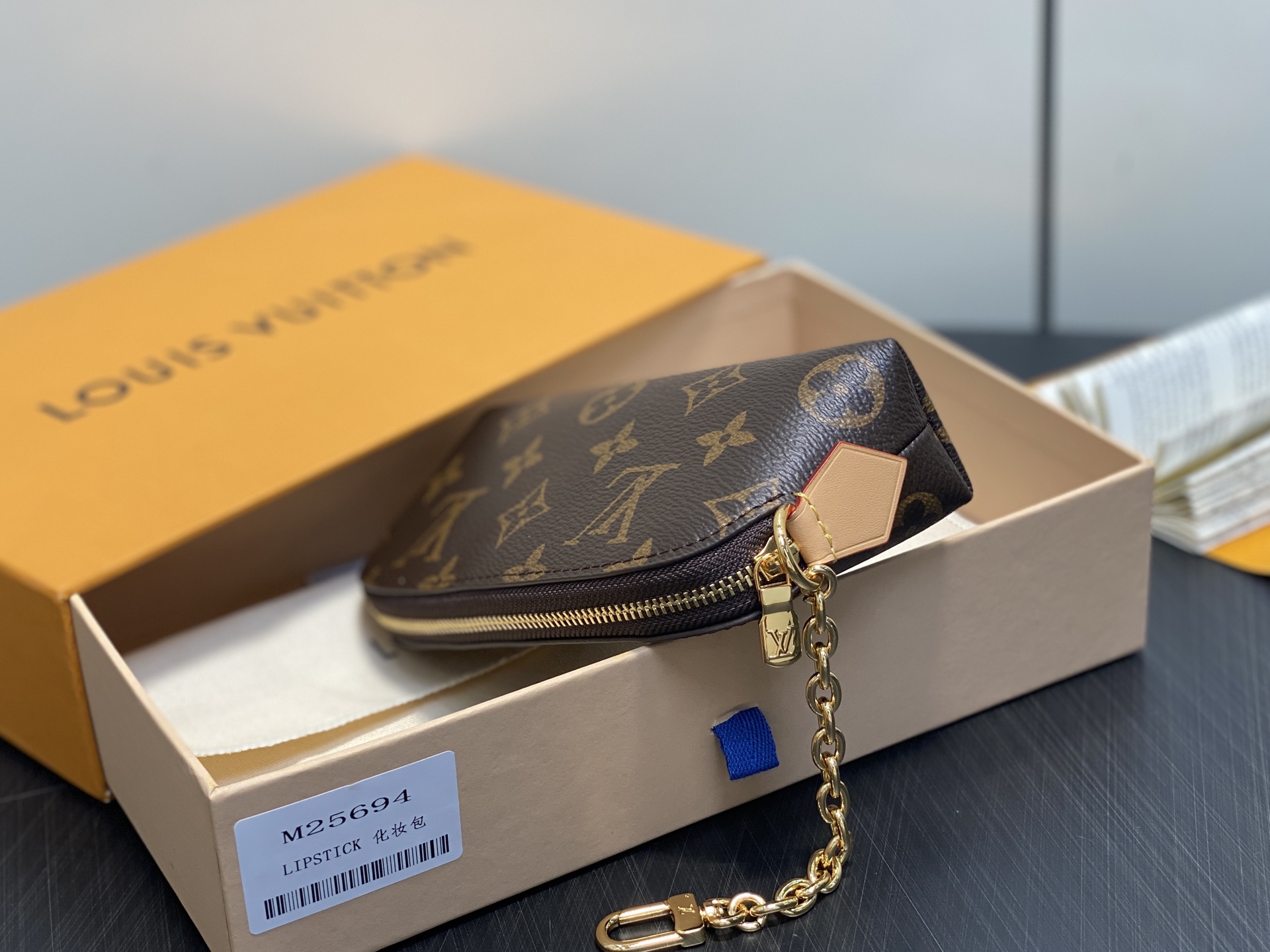 Louis Vu*itton Lipstick Cosmetic Bag(6 x 3.3 x 11CM)