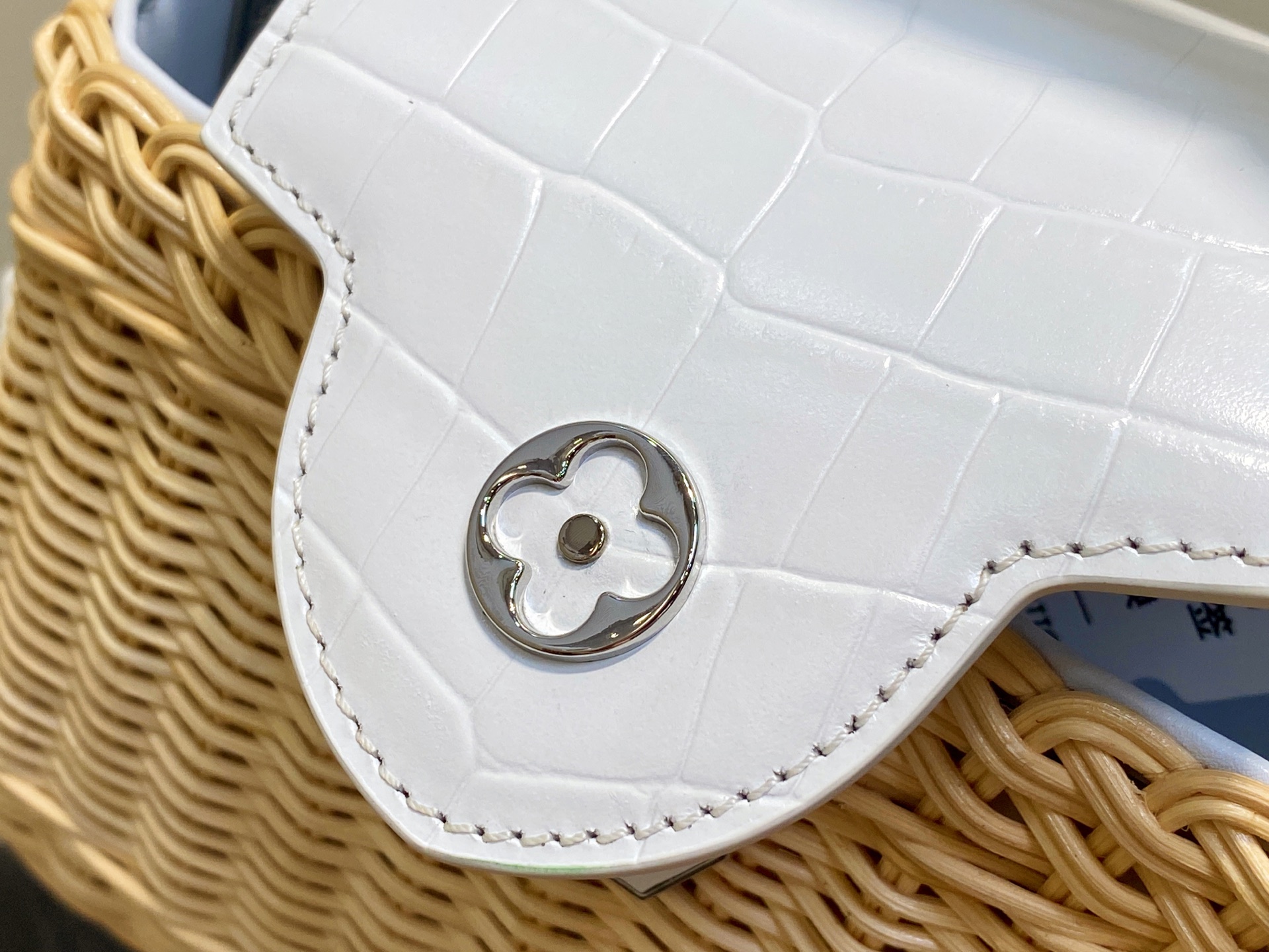 Lo*uis Vuitton Capucines ES Mini Bag(21 x 8 x 14CM)