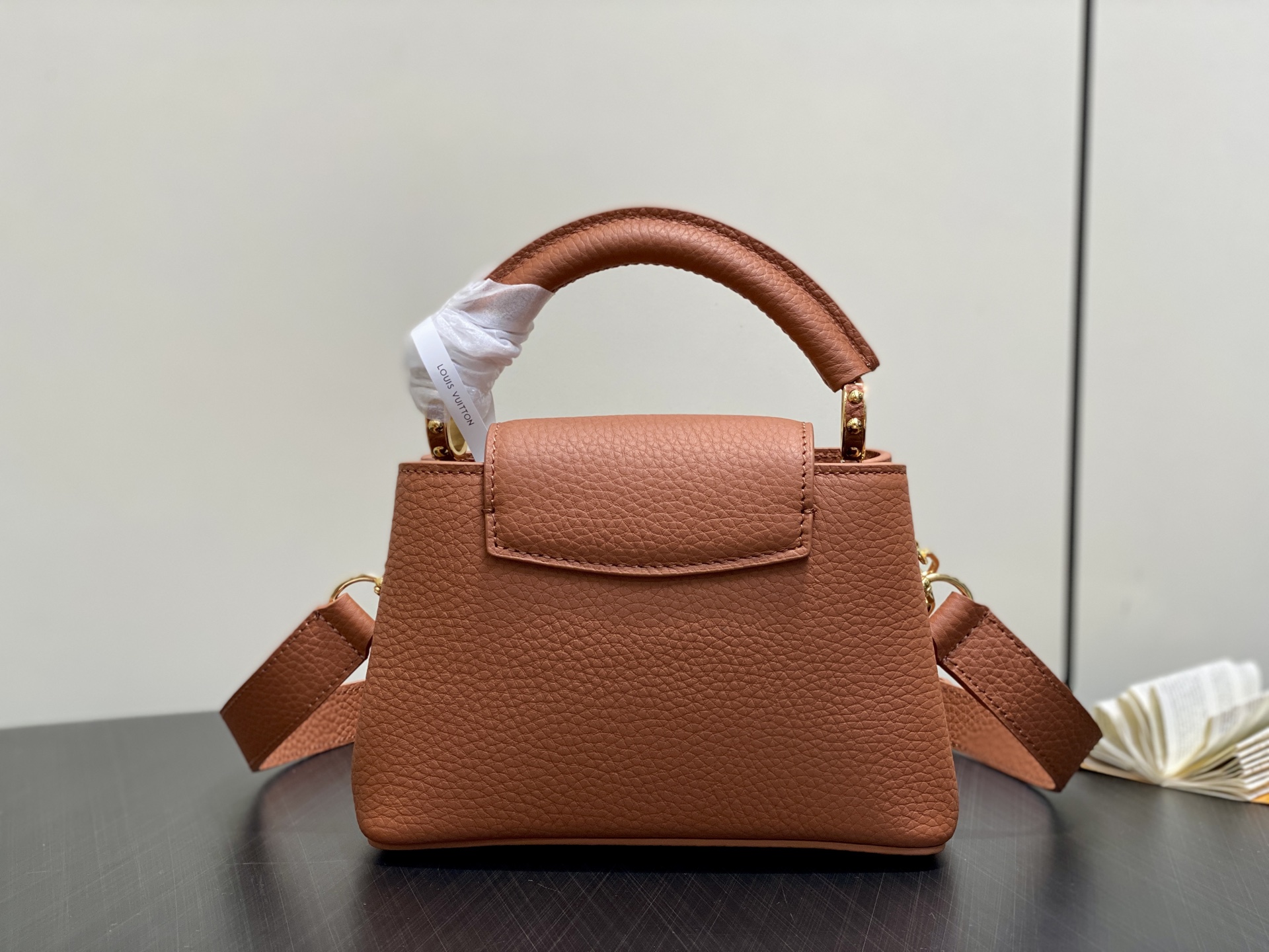 Lo*uis Vuitton Capucines Bag(21 x 8 x 14CM)