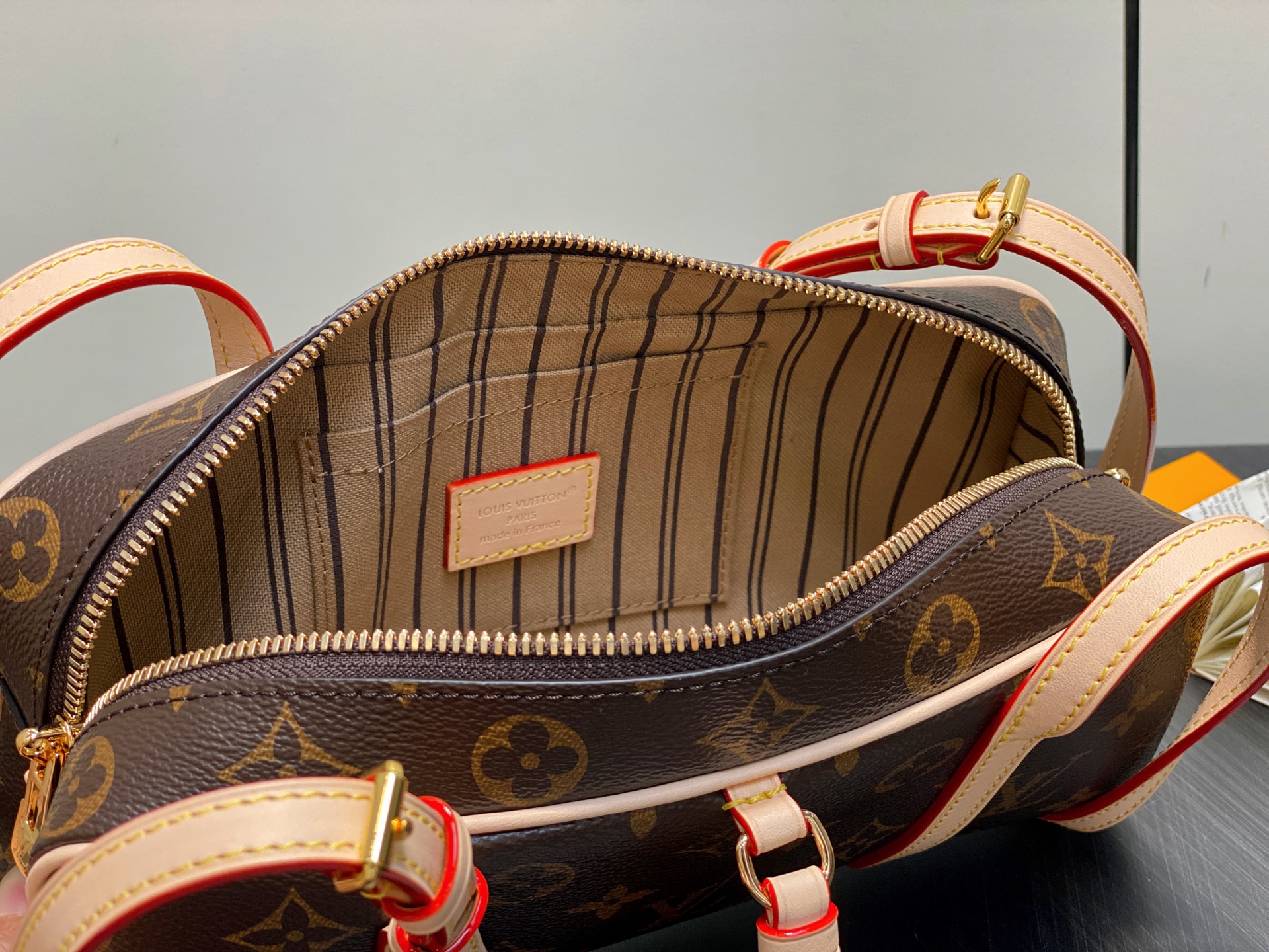 Lou*s Vuitton Hang On Bag(11.5 x 6.5 x 26CM)