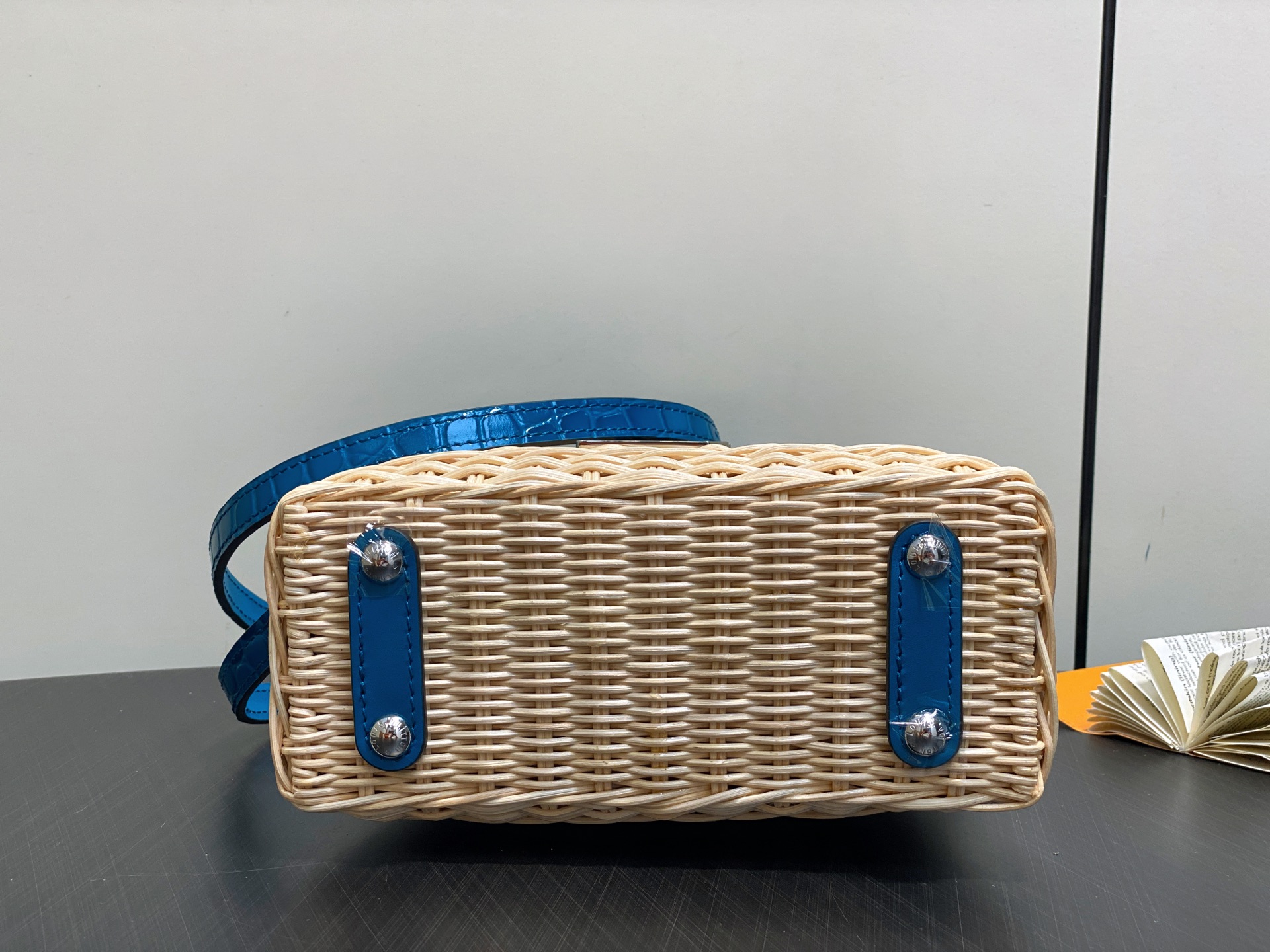 Lo*uis Vuitton Capucines ES Mini Bag(21 x 8 x 14CM)