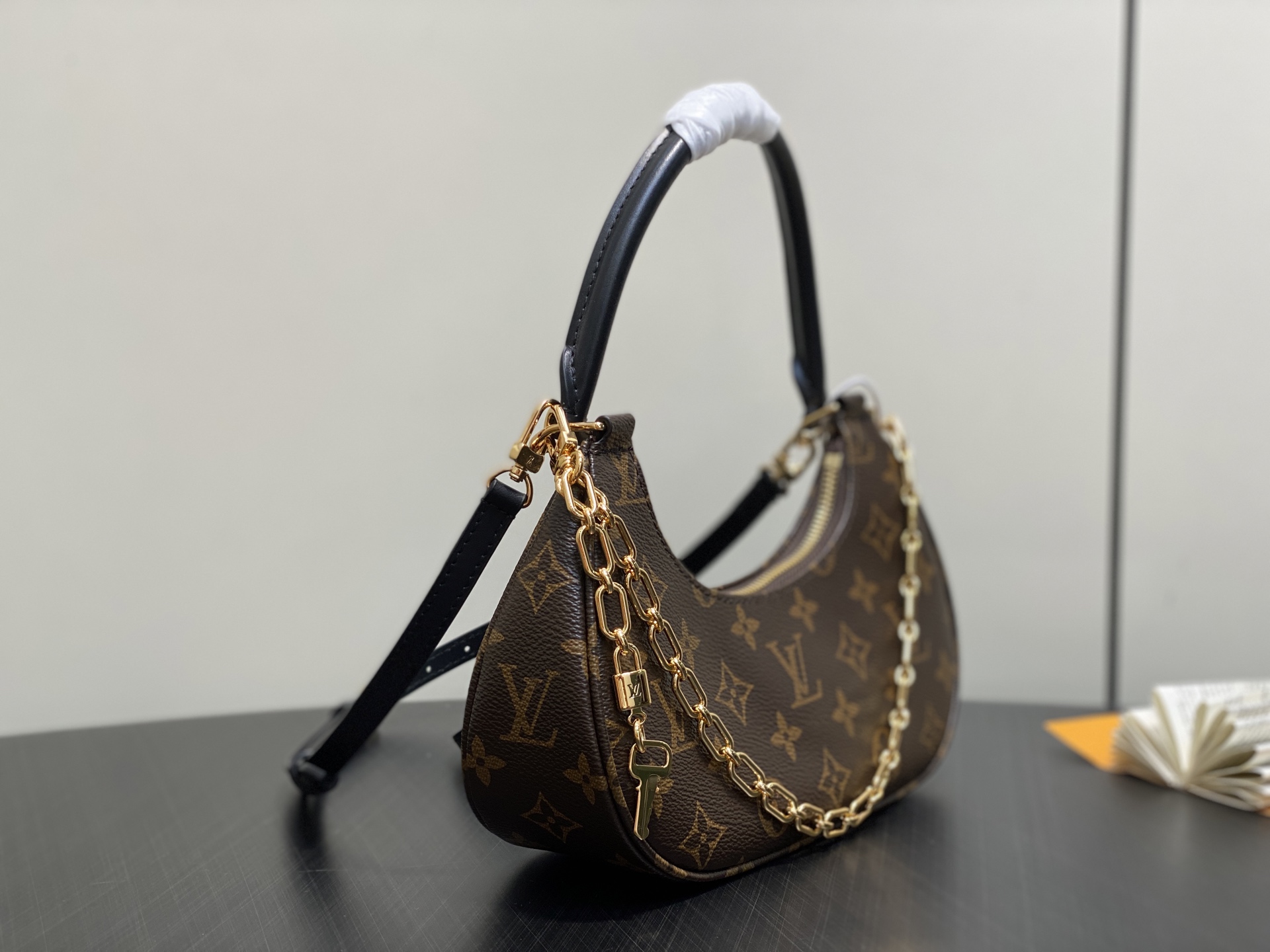 Lou*s Vuitton Catchy Bag (24x10x6CM)