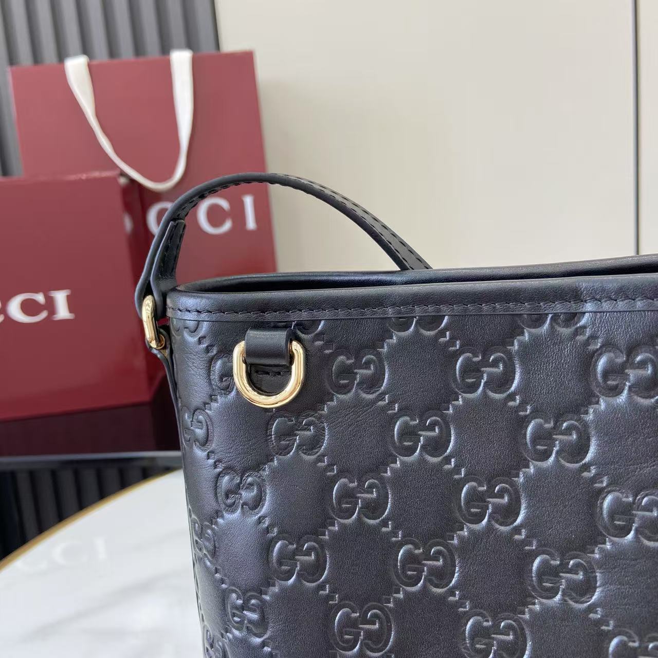 Gucc* GG Emblem Bucket Bag(18*18*8CM)