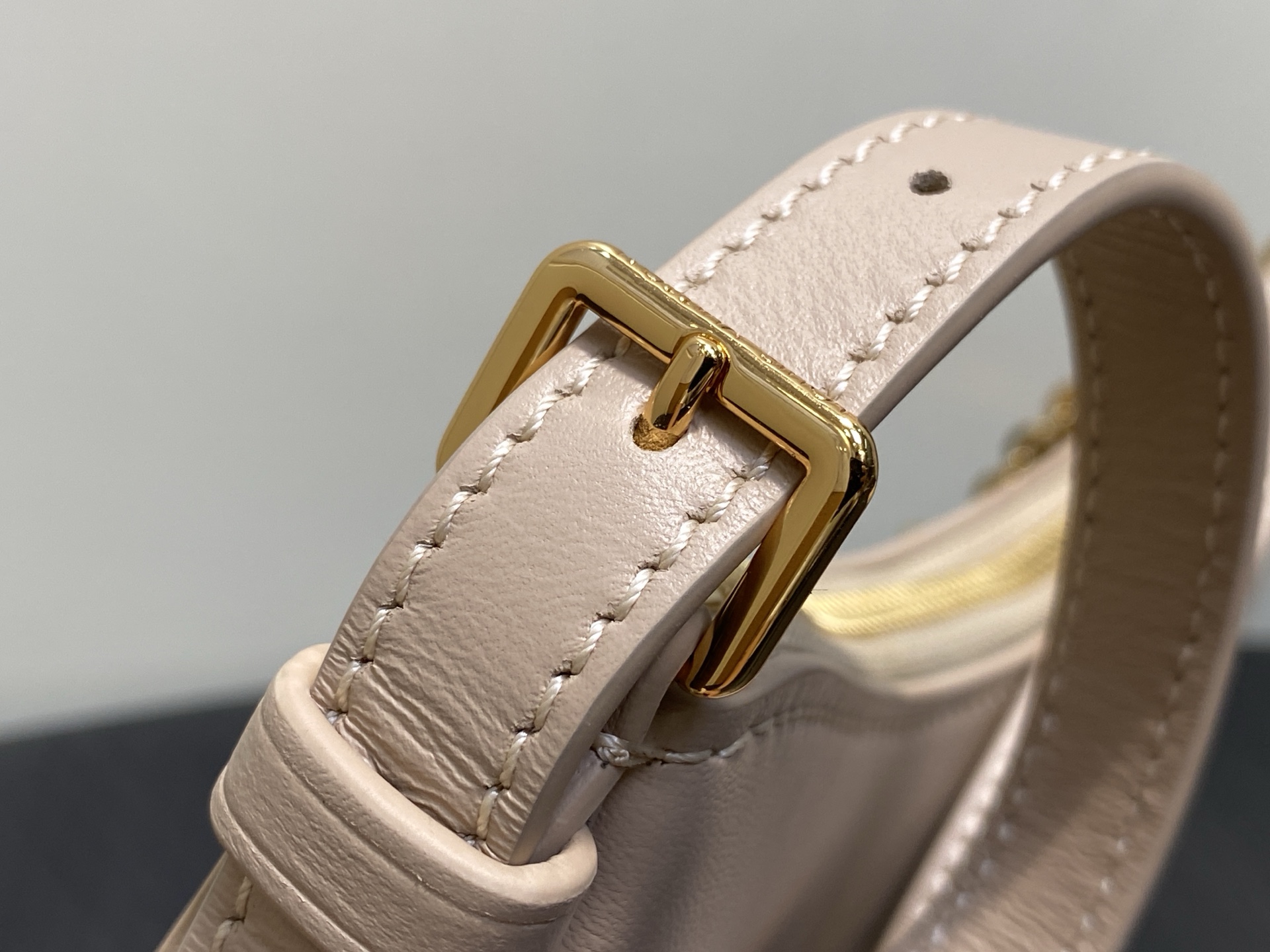 Lou*s Vuitton Pochette Bloom (23 x 10 x 4CM)