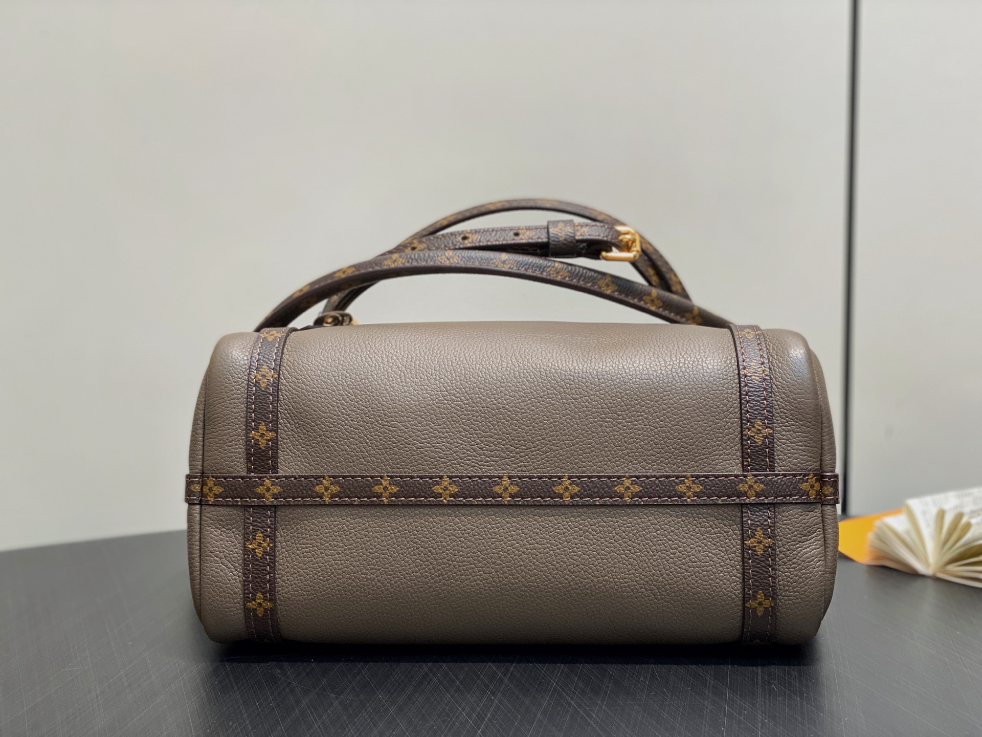 Lou*s Vuitton Express Bag (17 x 13.5 x 26CM)