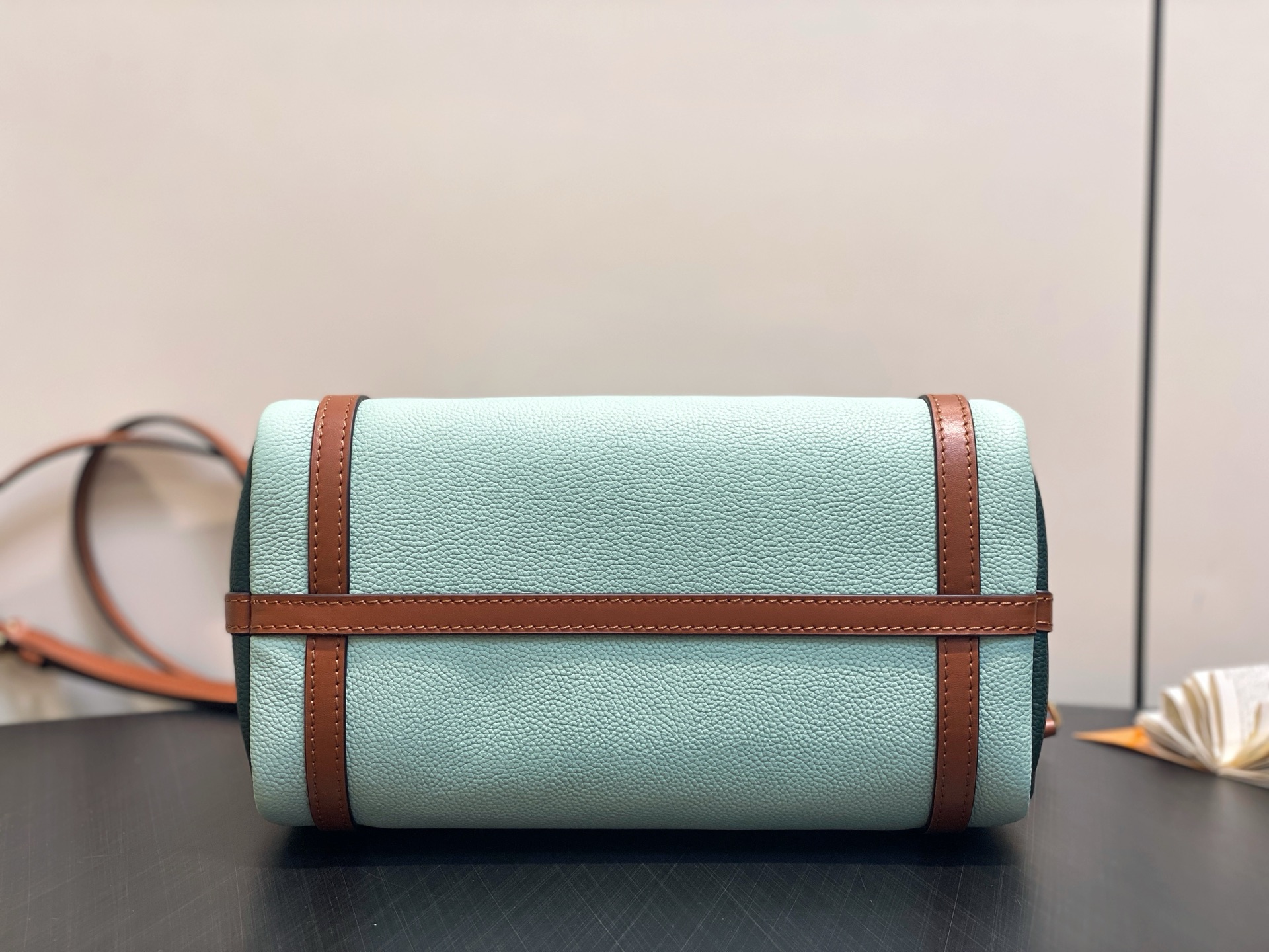 Lou*s Vuitton Express Bag ( 17 x 13.5 x 26 CM)