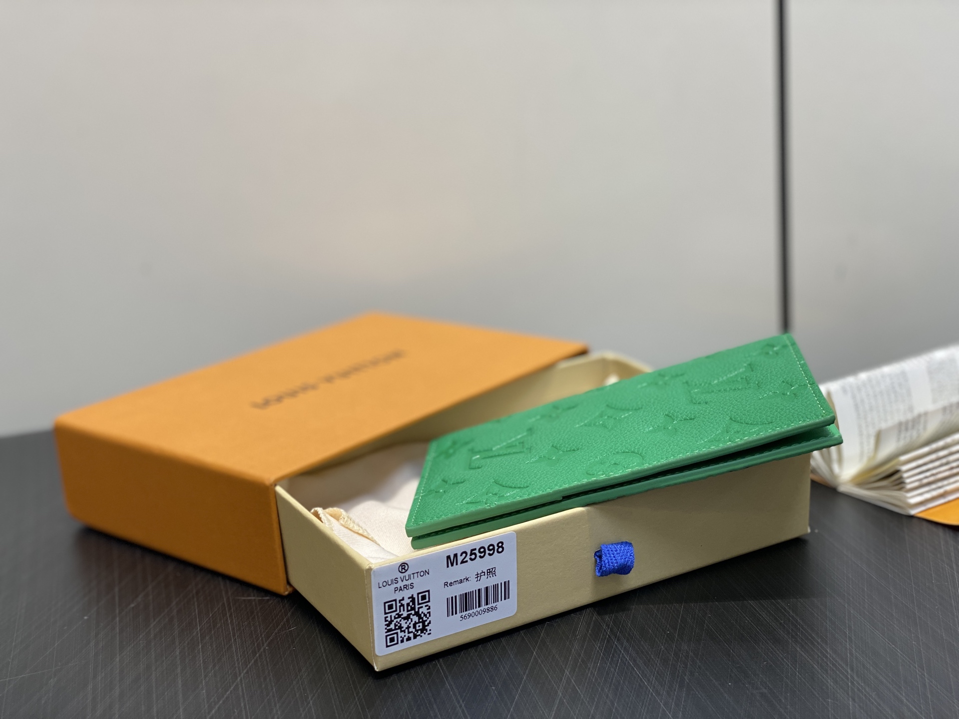 Louis Vu*tton Passport Card Holder(10.0 x 14.0 x 2.5CM)