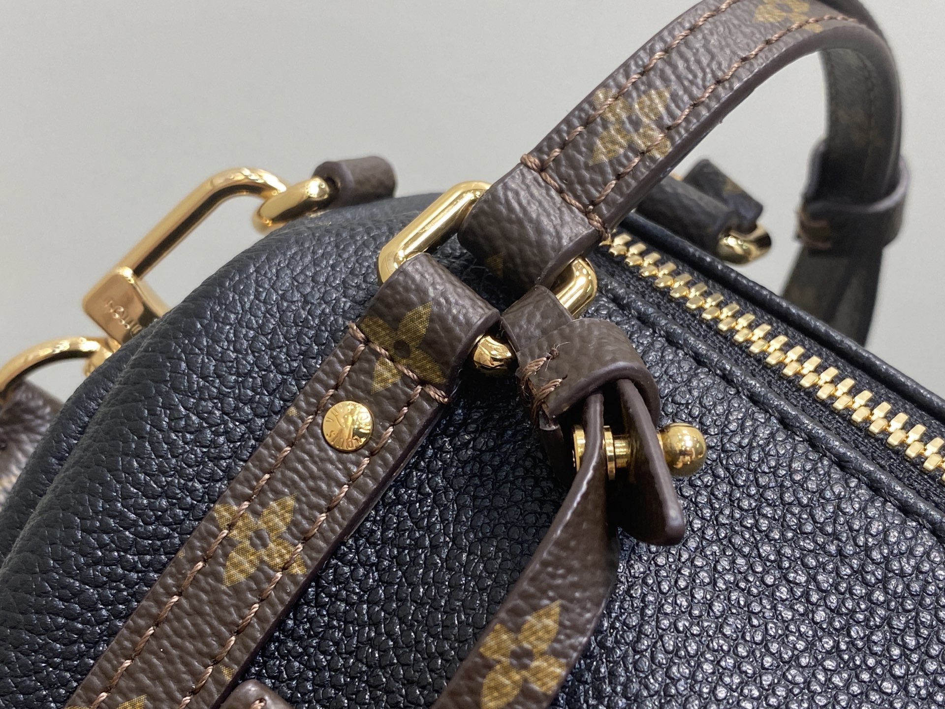 Lou*s Vuitton Express Bag (17 x 13.5 x 26CM)
