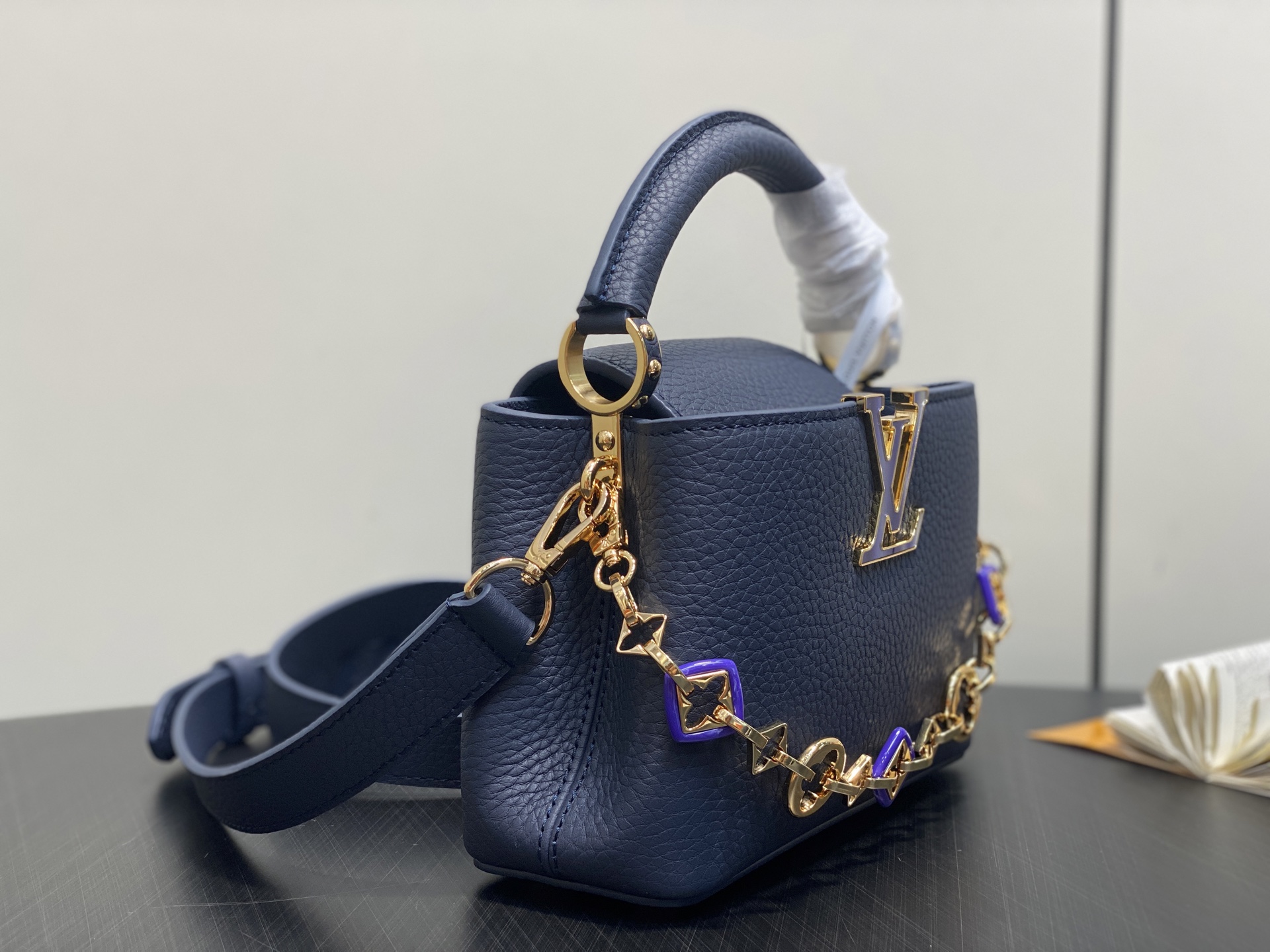 Lo*uis Vuitton Capucines East West Bag(21 x 8 x 14CM)