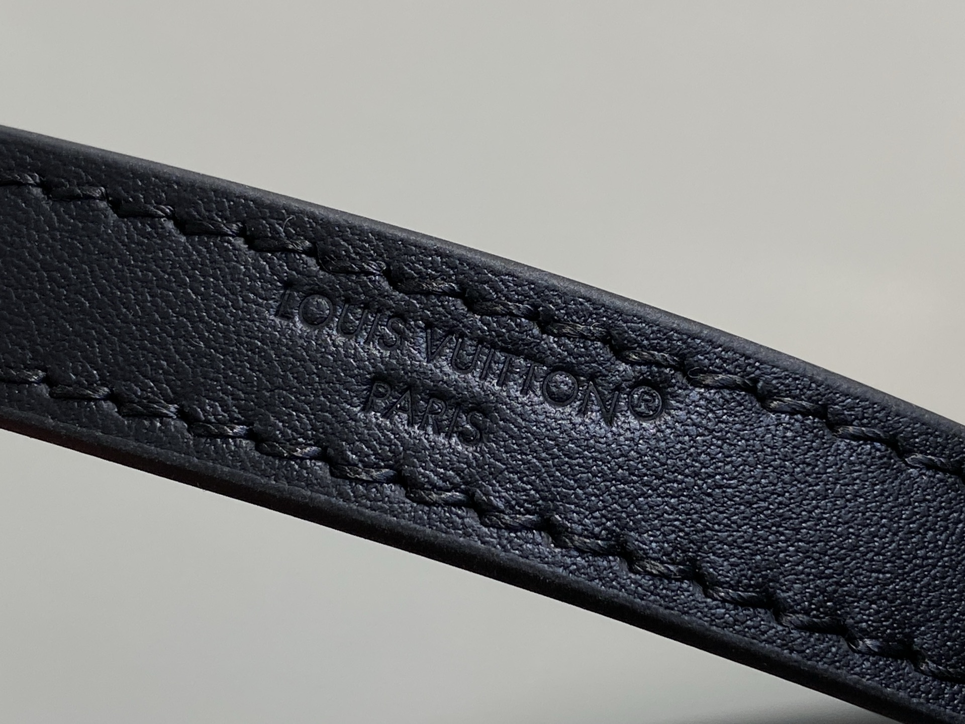 Lou*s Vuitton Pochette Bloom (23 x 10 x 4CM)