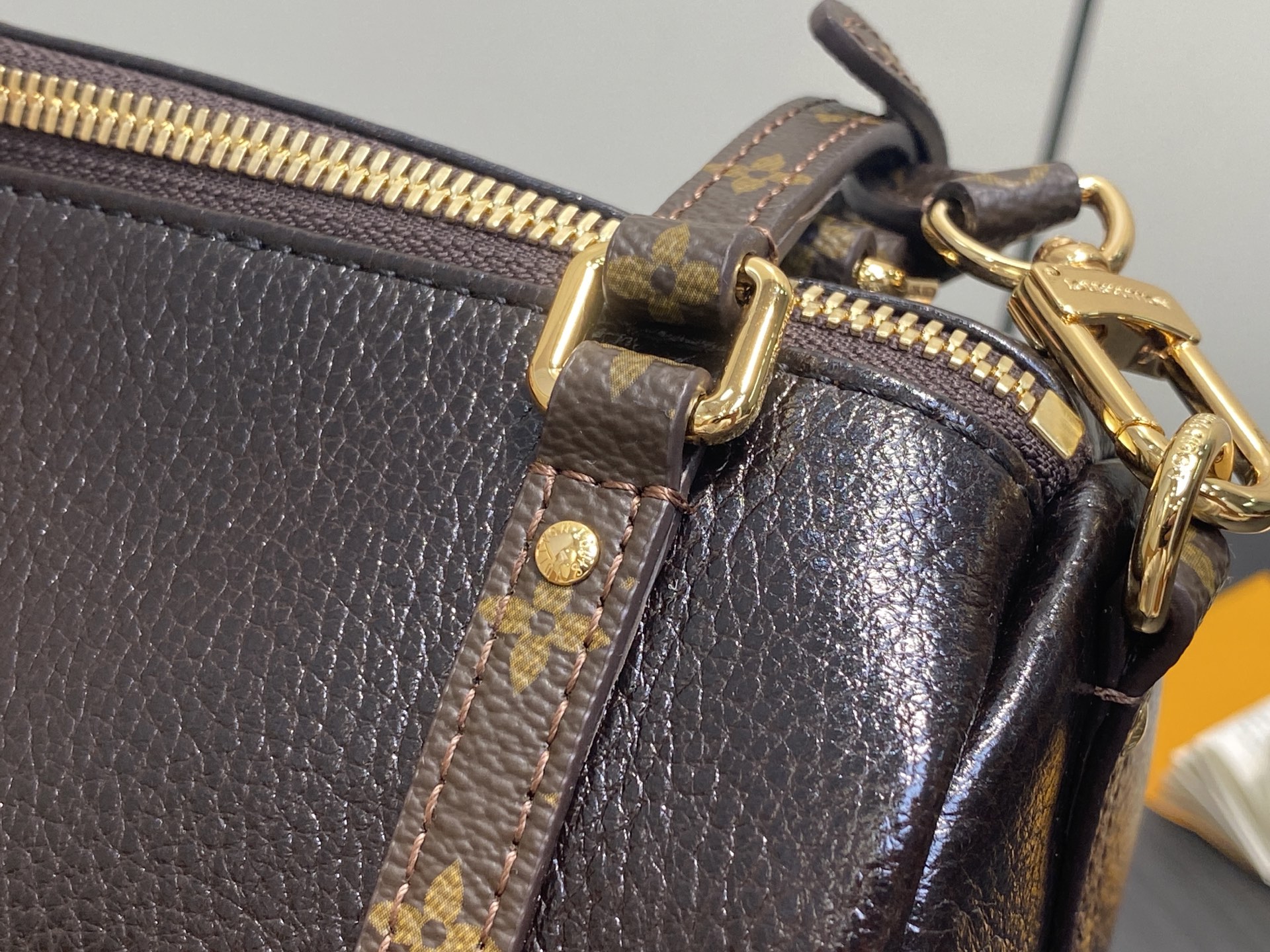 Lou*s Vuitton Express Lt Bag (24 x 18.5 x 36CM)