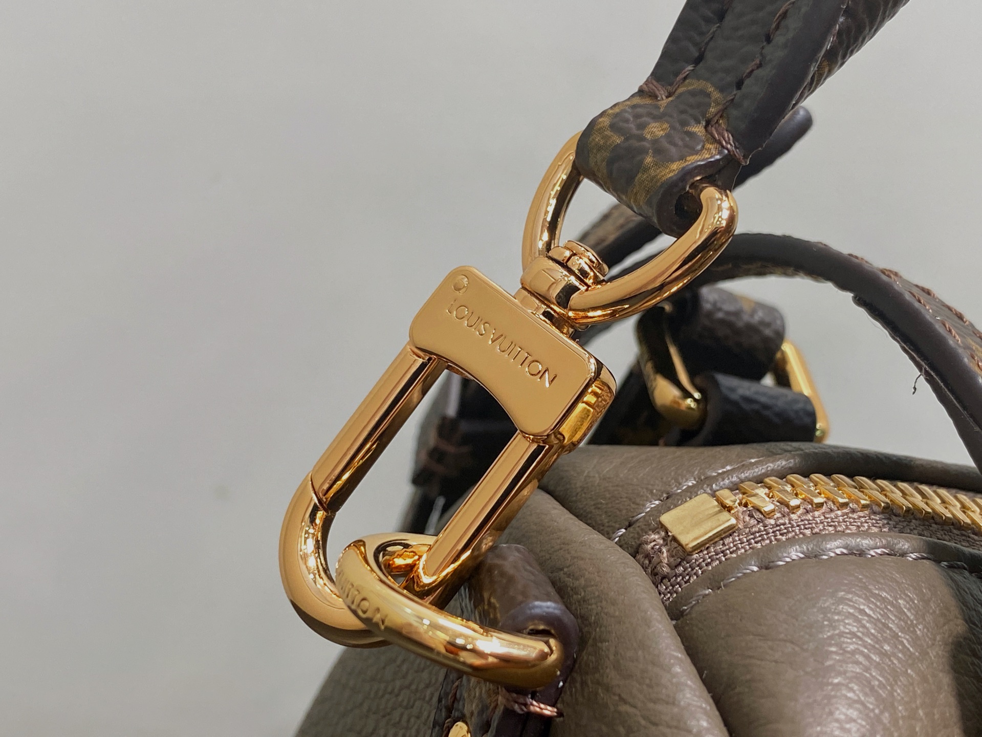 Lou*s Vuitton Express Bag (17 x 13.5 x 26CM)