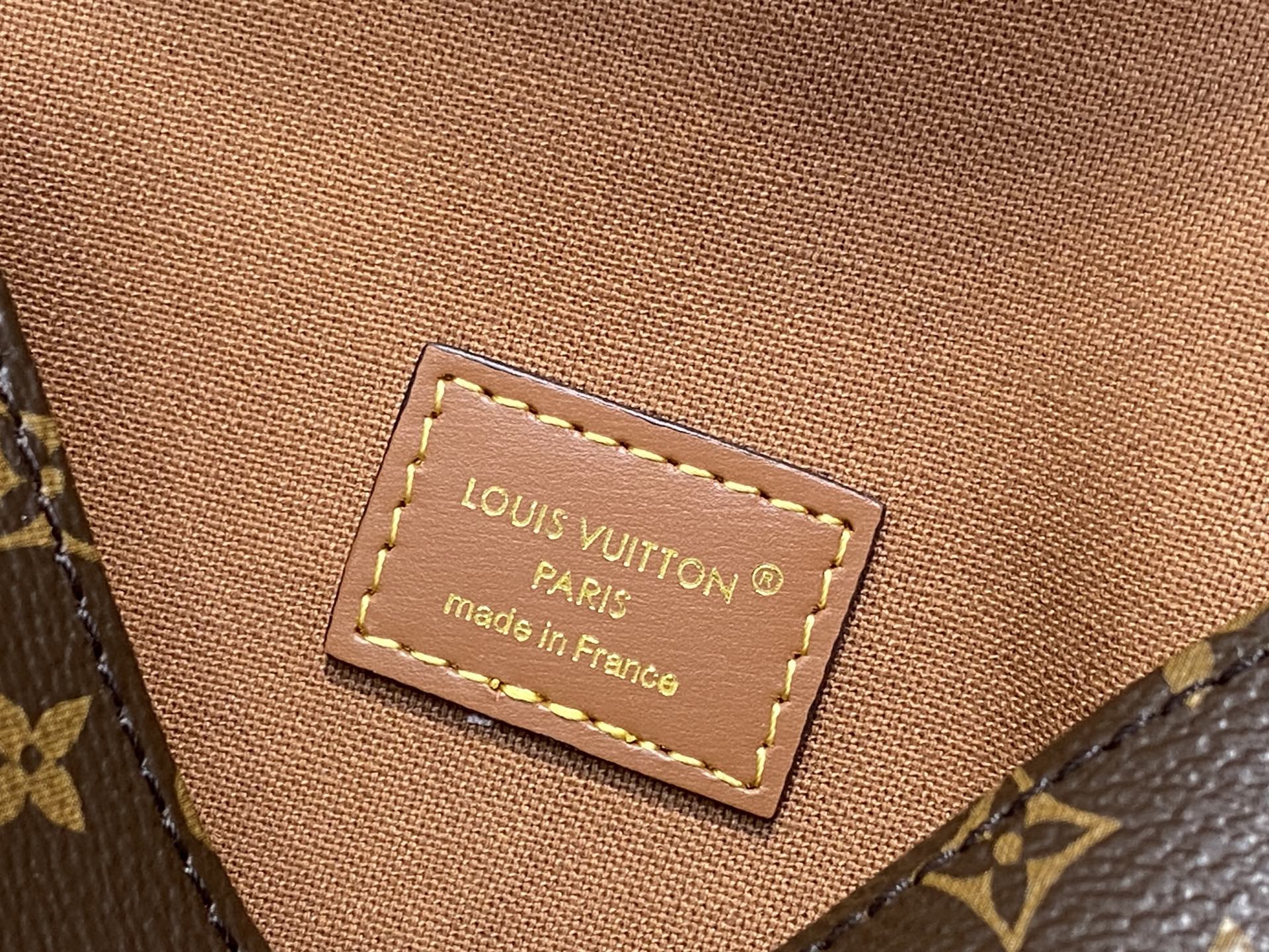 Lou*is Vuitton Solo Bag (11.6 x 4 x 15.7CM)