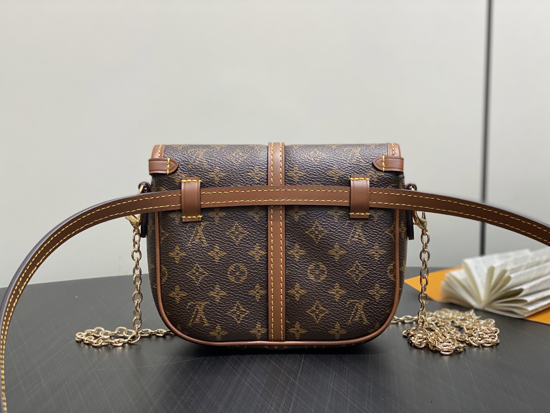 Lou*is Vuitton Solo Bag (11.6 x 4 x 15.7CM)