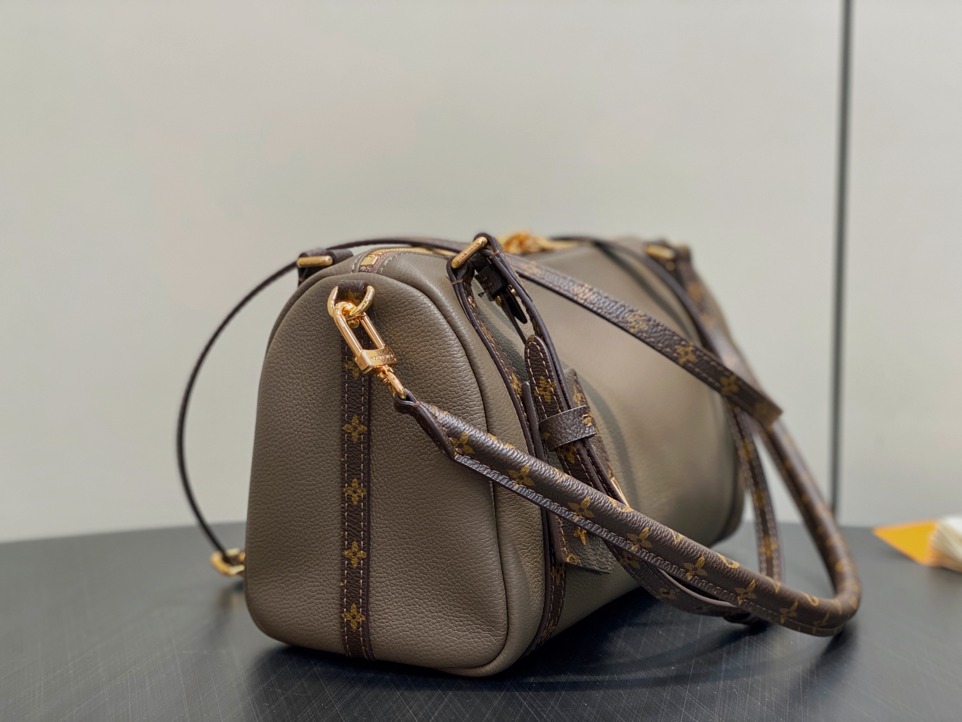 Lou*s Vuitton Express Bag (17 x 13.5 x 26CM)