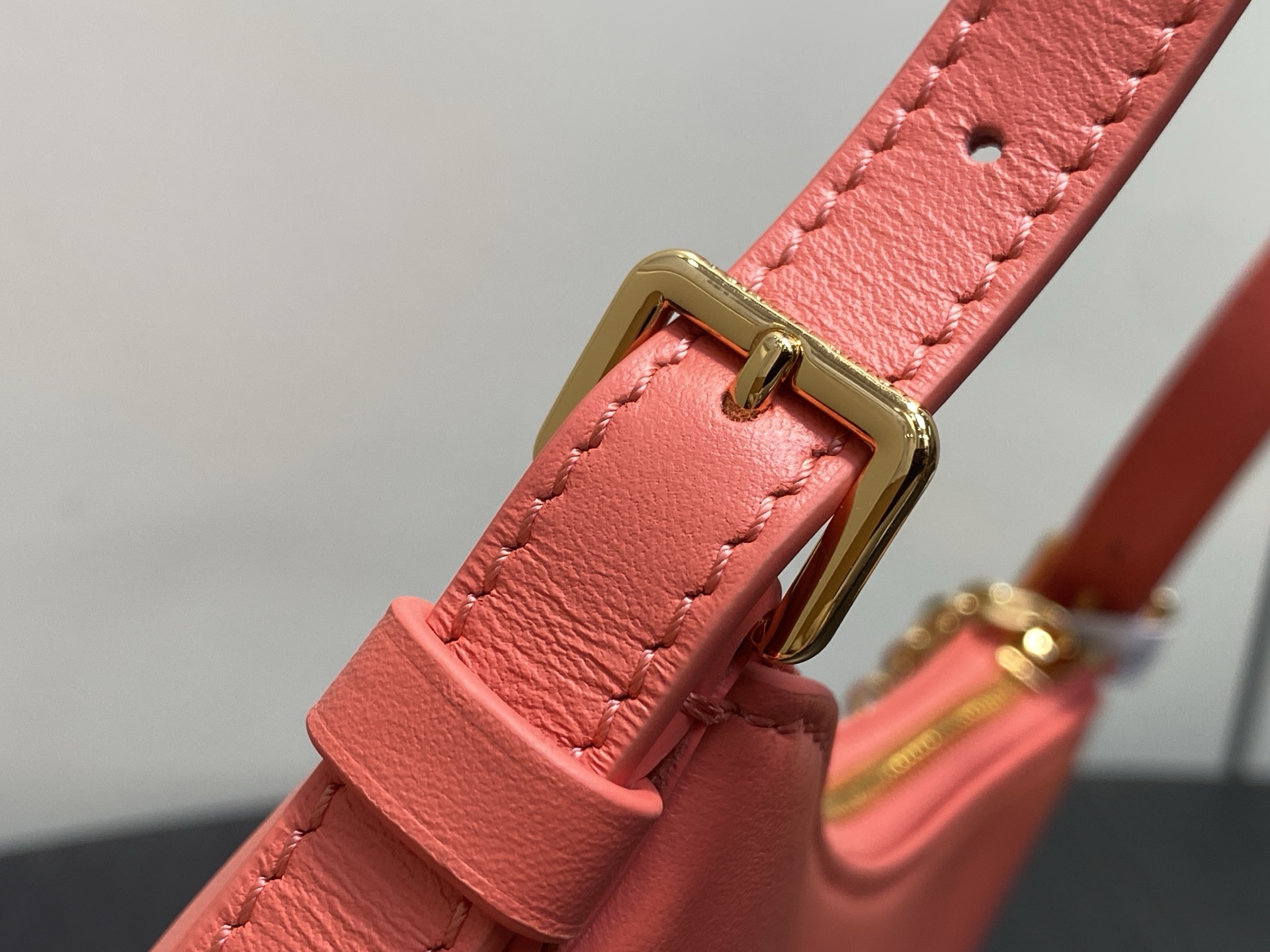 Lou*s Vuitton Pochette Bloom (23 x 10 x 4CM)