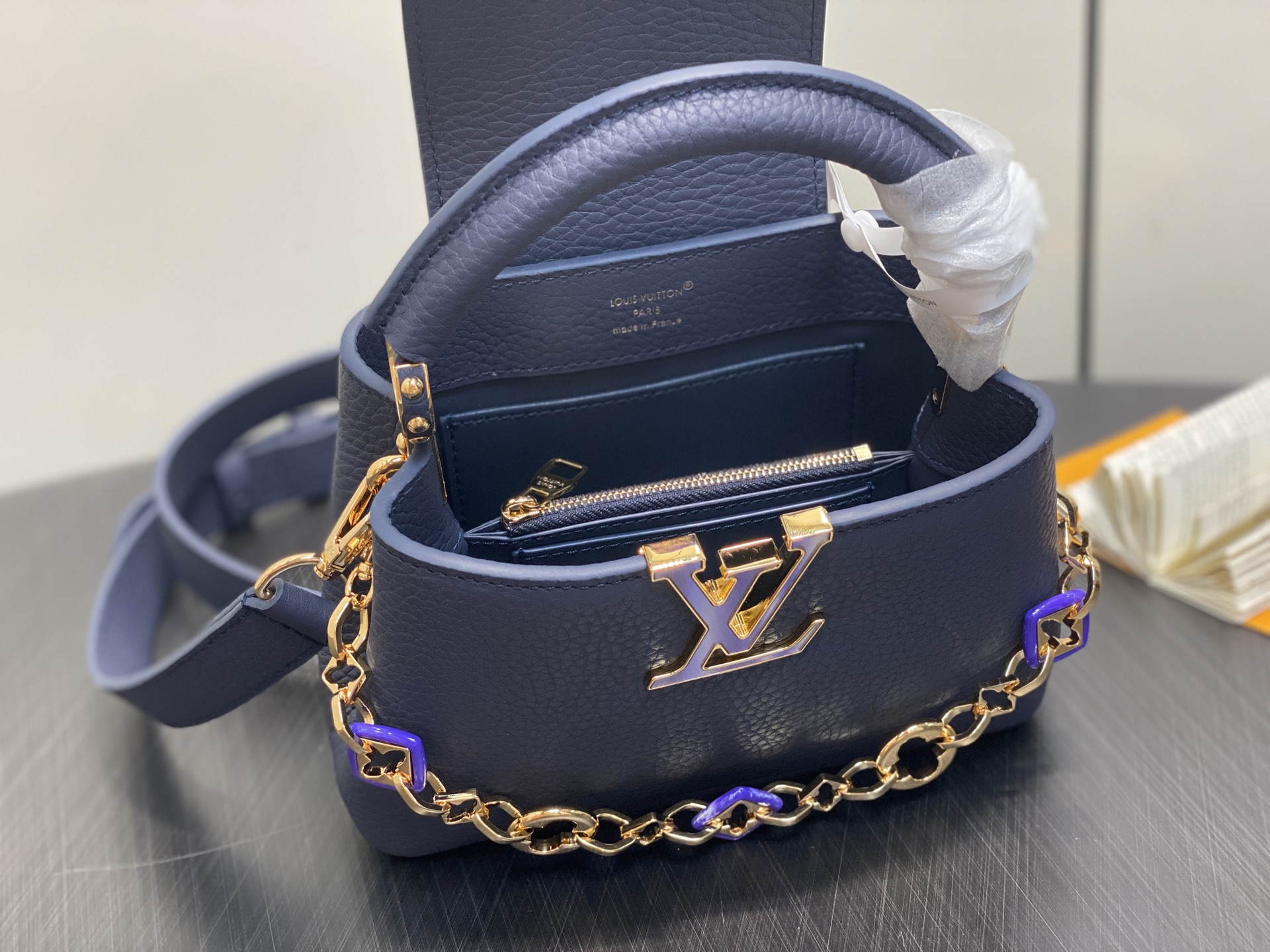 Lo*uis Vuitton Capucines East West Bag(21 x 8 x 14CM)