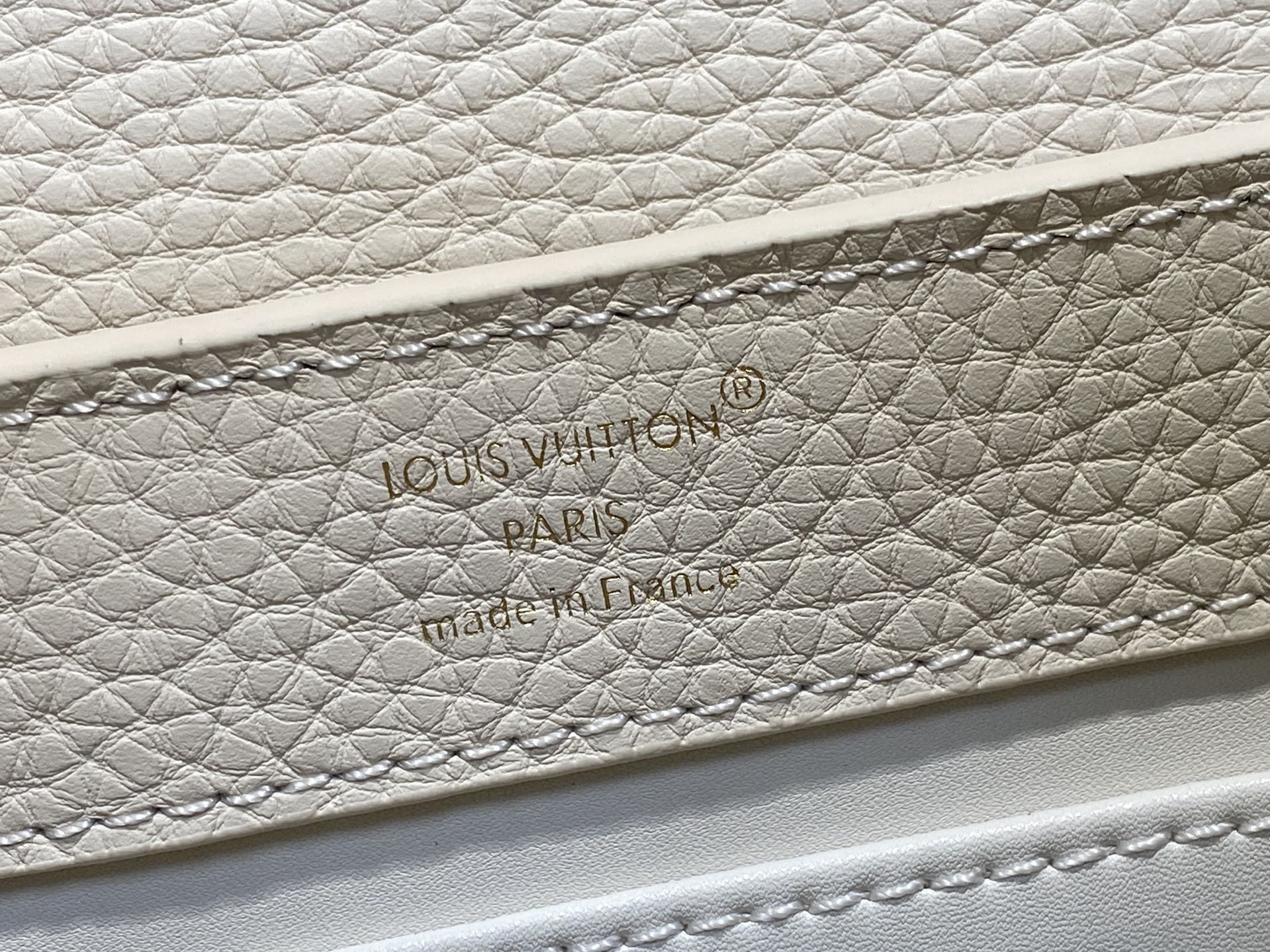 Lo*uis Vuitton Capucines East West Bag(21 x 8 x 14CM)