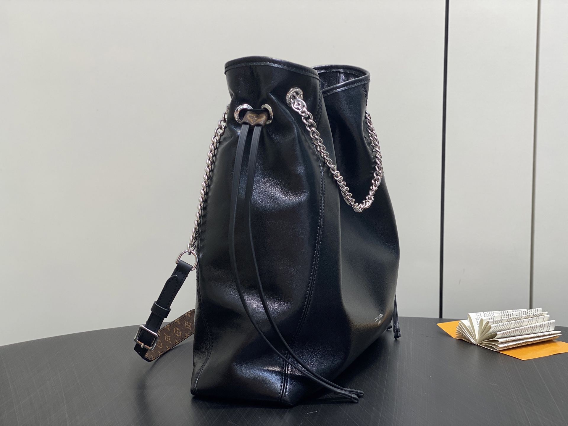 Lou*is Vuitton Off Duty Bag (24 x 11.5 x 33CM)