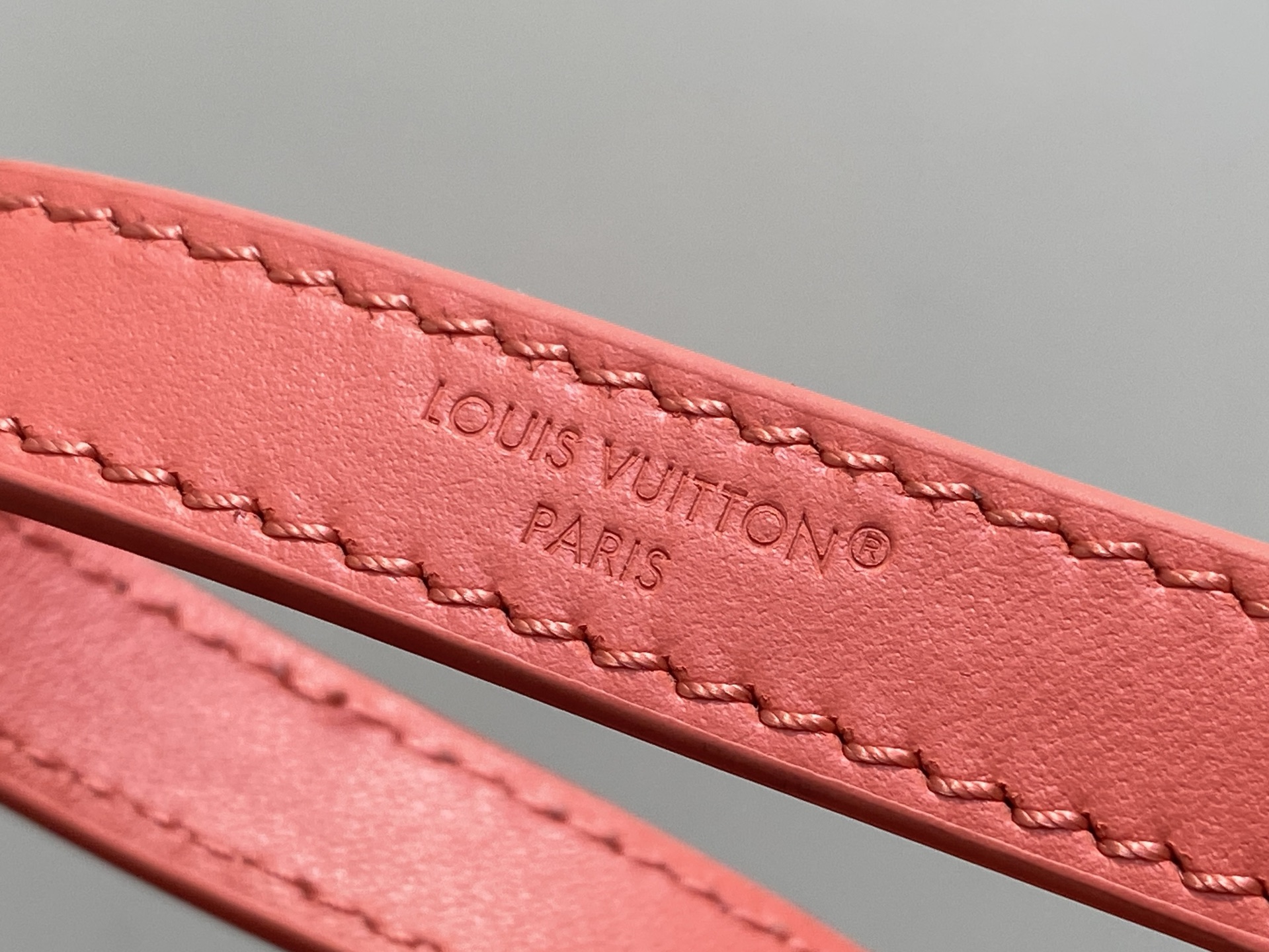 Lou*s Vuitton Pochette Bloom (23 x 10 x 4CM)