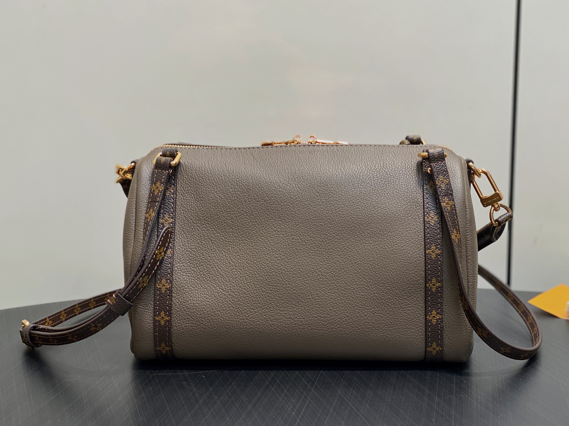 Lou*s Vuitton Express Bag (17 x 13.5 x 26CM)