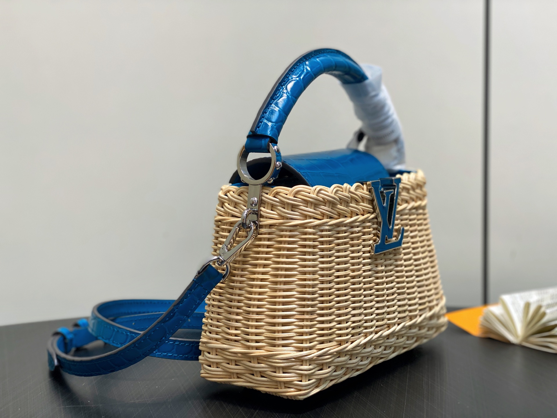 Lo*uis Vuitton Capucines ES Mini Bag(21 x 8 x 14CM)