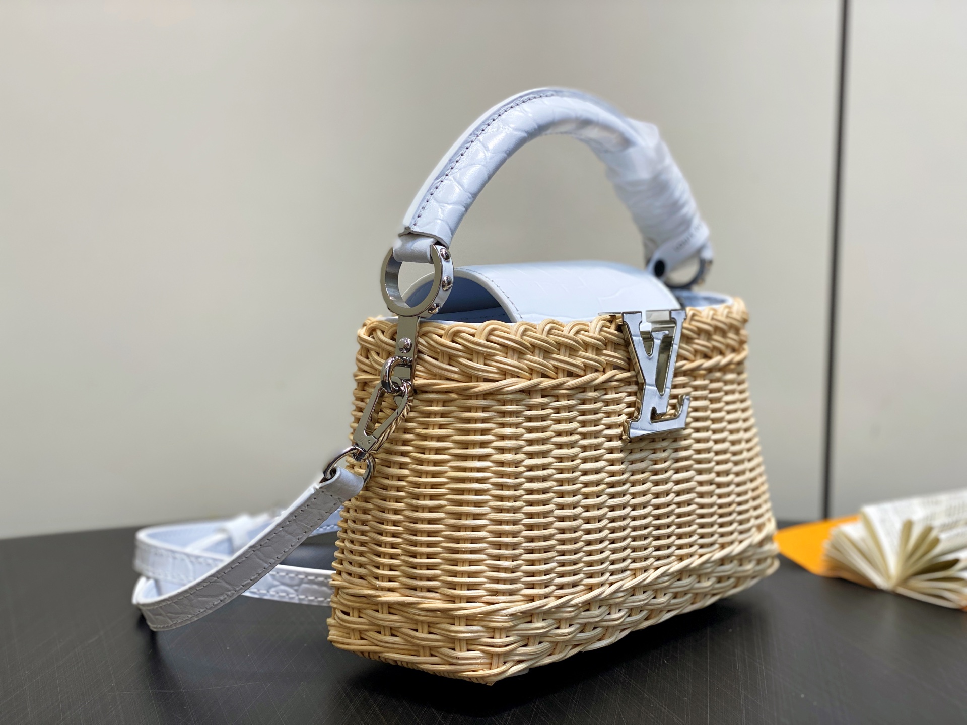 Lo*uis Vuitton Capucines ES Mini Bag(21 x 8 x 14CM)