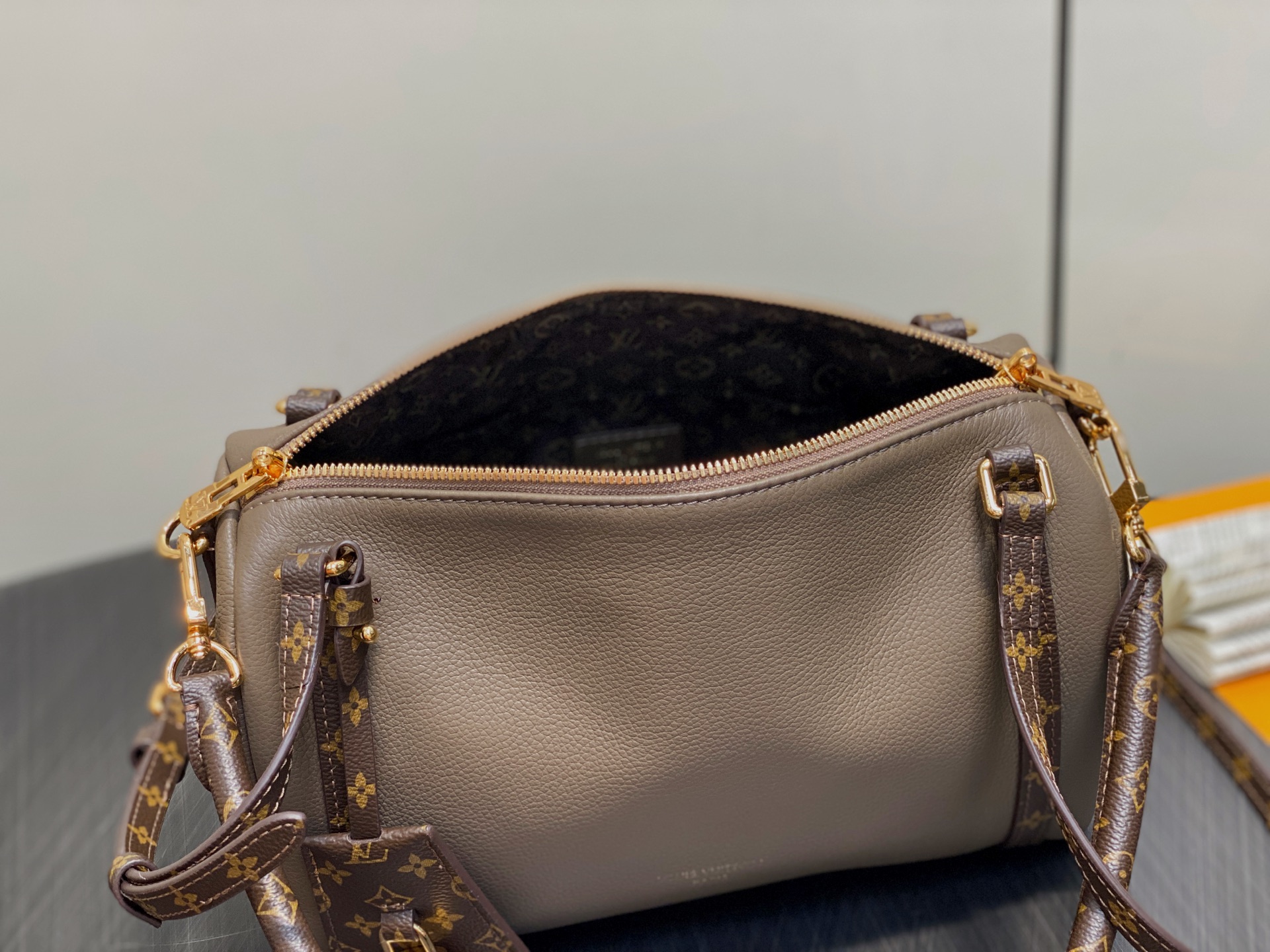 Lou*s Vuitton Express Bag (17 x 13.5 x 26CM)