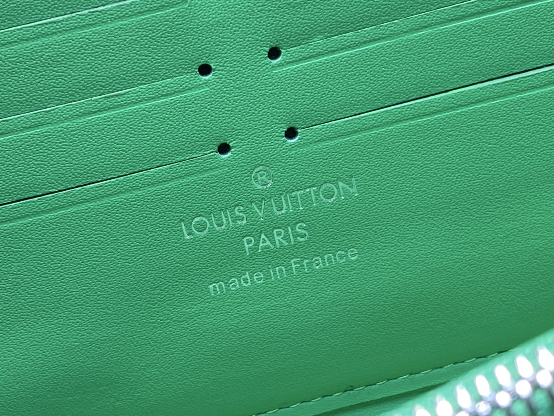 Louis Vu*itton ZIPPY Wallet(19.5 x 10.5 x 2.5CM)